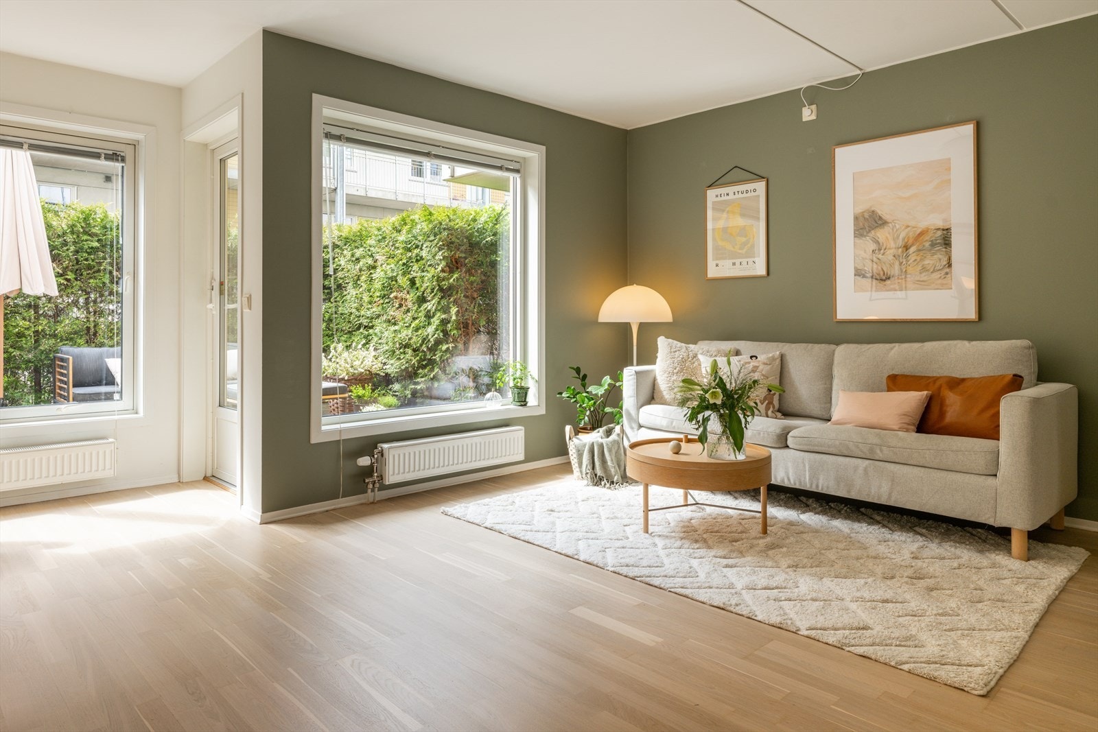 Det er god plass til stor sofa med tilhørende møblement i stuen. Galleribilde