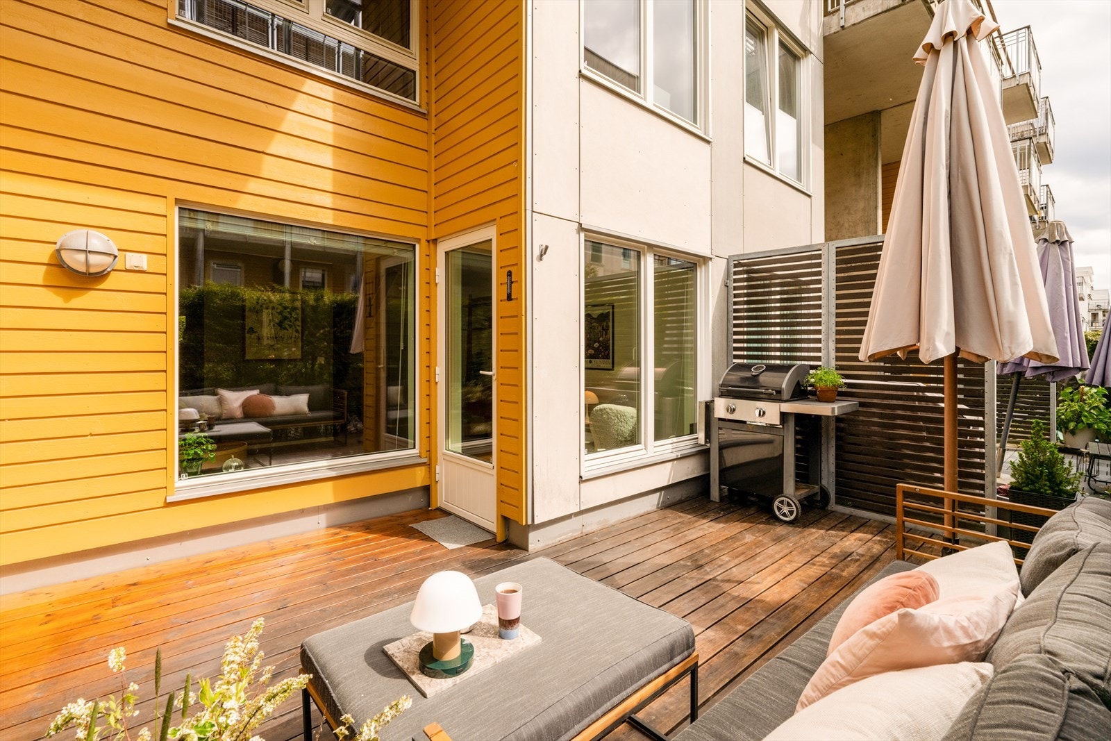 Boligen har en stor terrasse som ble bygget i 2021 og er på ca. 16 kvm. Galleribilde
