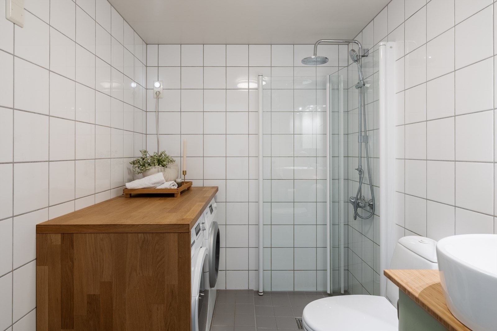 Hovedbadet er romslig med god plass til både tørketrommel og vaskemaskin under praktisk benkeplate. Galleribilde