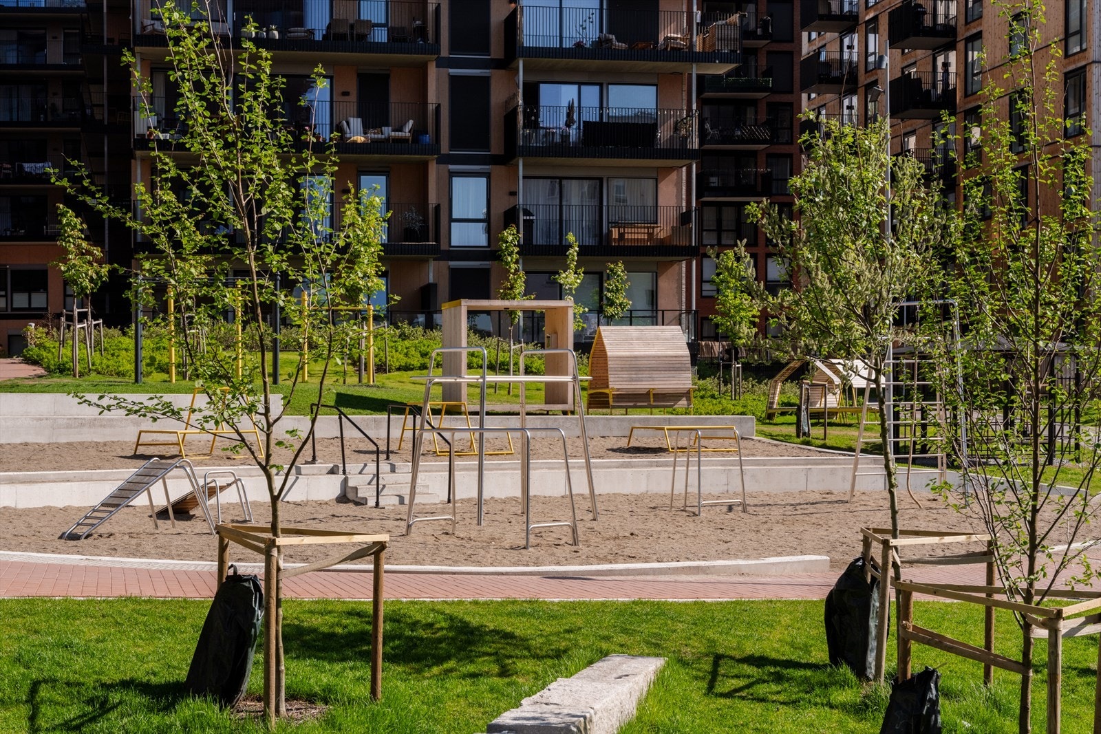 Parken ligger få skritt fra boligen med treningsanlegg, solsenger og flere områder også for de voksne. Galleribilde