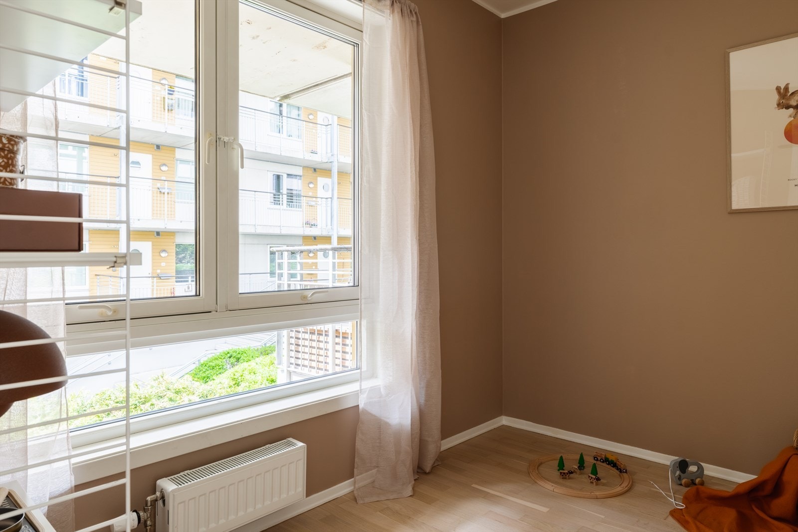 Alle boligens rom ligger i 2. etasje og vender ut mot stille og bilfrie fellesarealer. Galleribilde