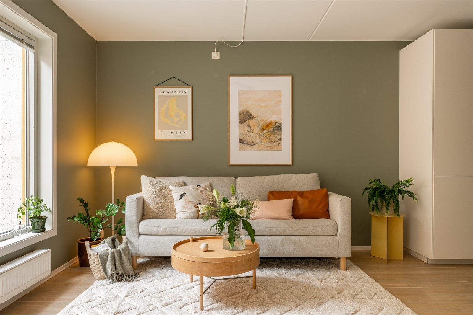 Fra stuen er det åpent inn til boligens kjøkken, men rommene føles likevel separat. Galleribilde