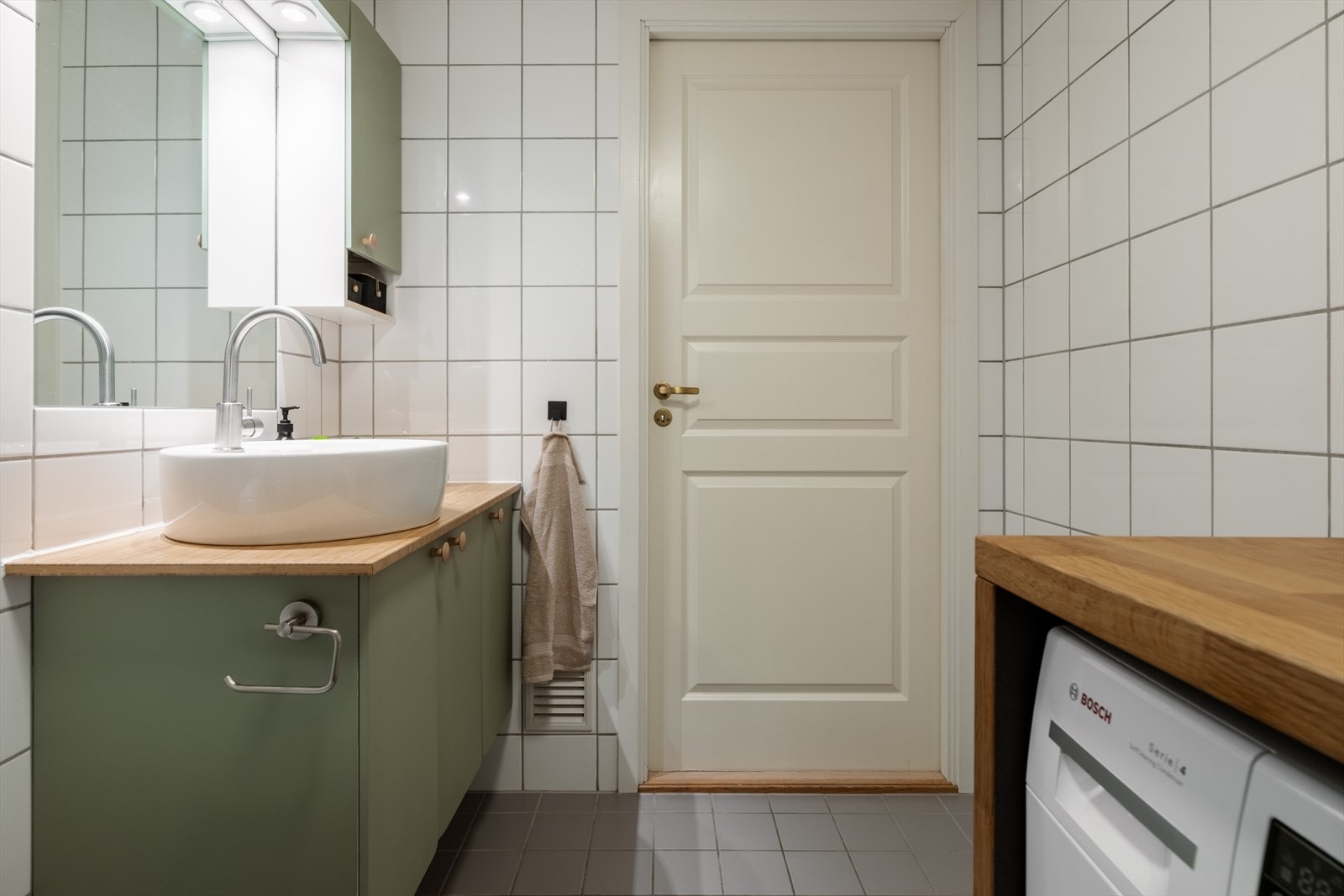 Her får du et fint baderom som også fungerer perfekt som vaskerom, noe som er praktisk i hverdagen. Galleribilde