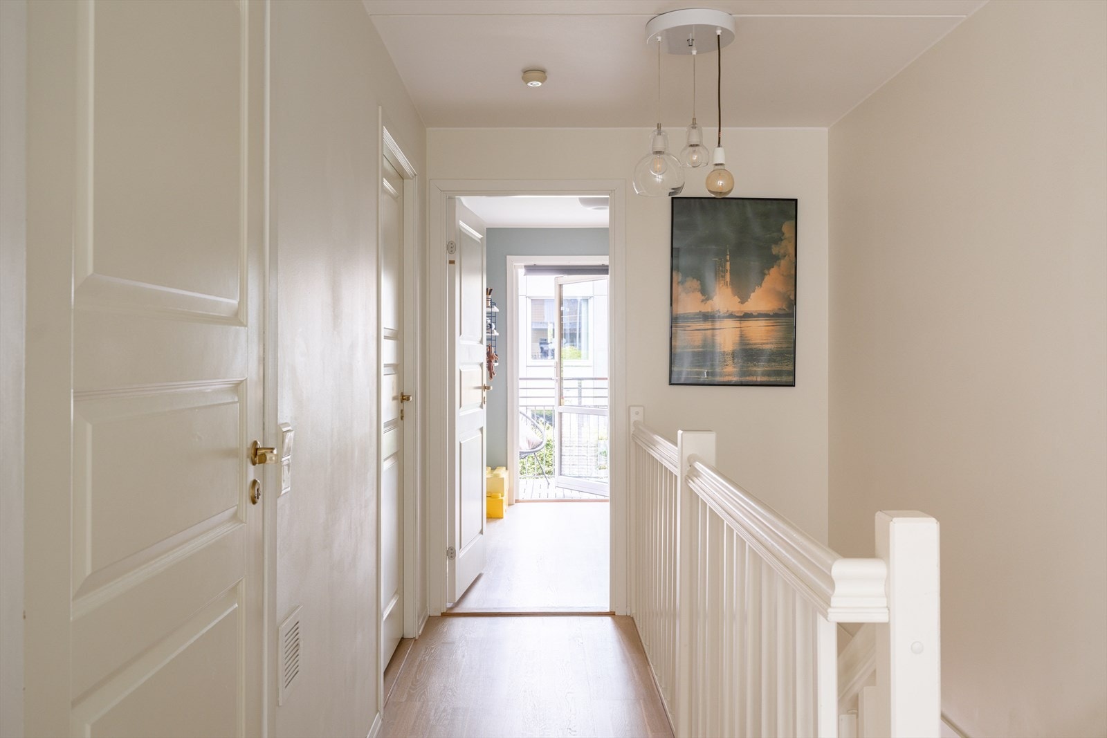 Via gangen kommer man til boligens siste soverom og andre uteplass. Galleribilde