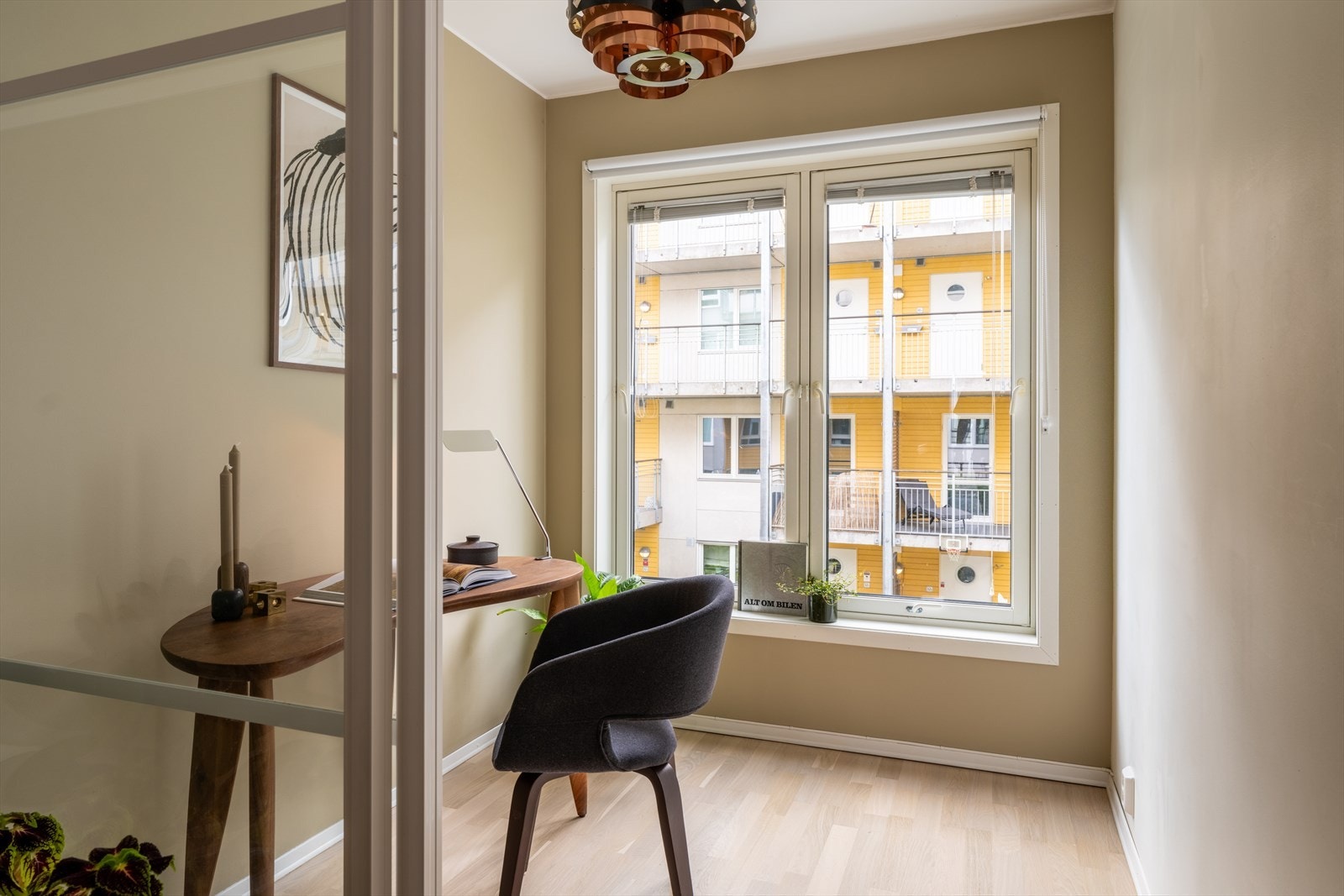 Kontoret ble etablert i 2016 ved at en tidligere lysåpning ble bygget igjen. Galleribilde