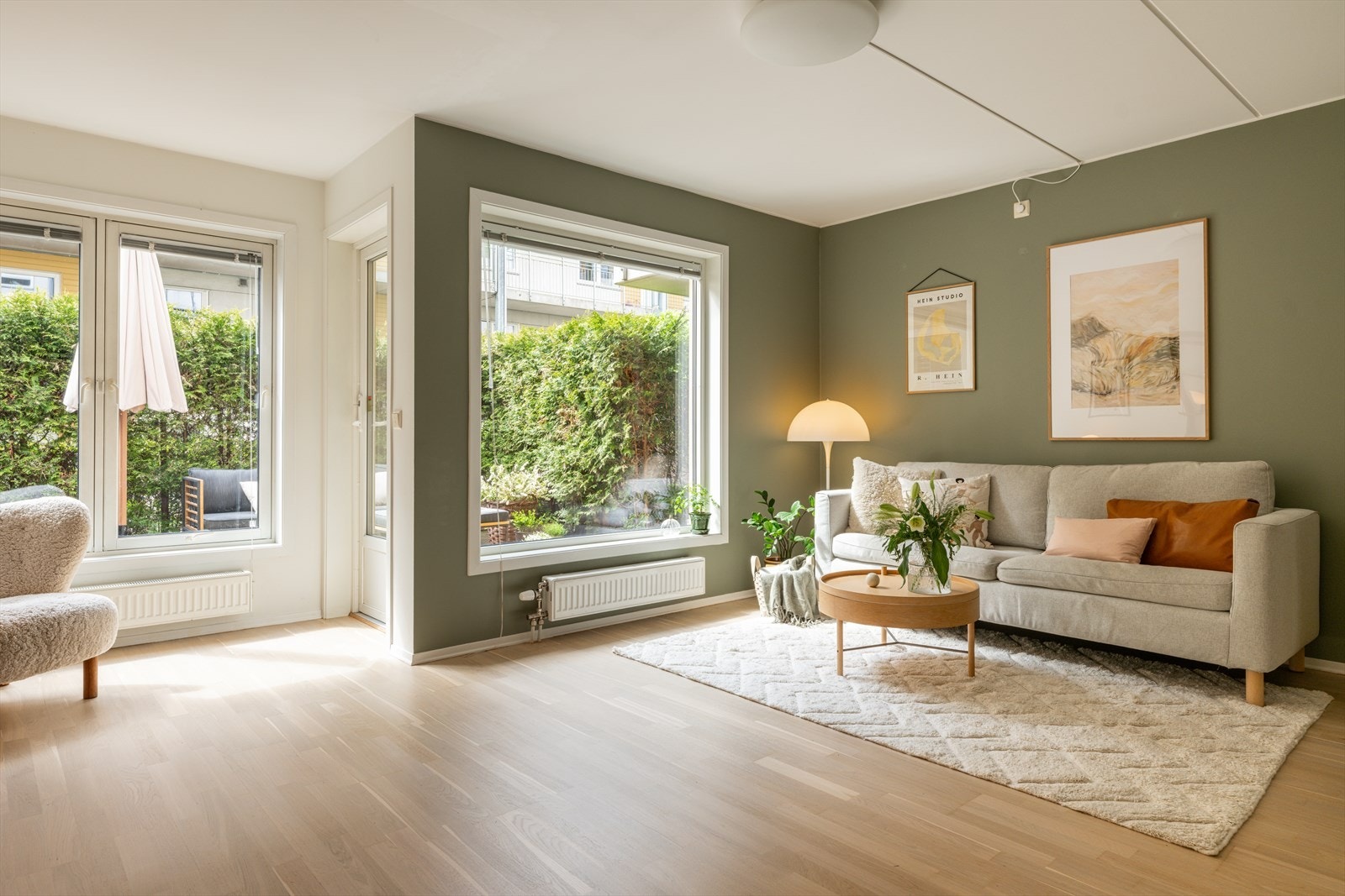 Dette er en lys og flott familiebolig over to plan med en god og romslig planløsning som fungerer for hele familien. Galleribilde