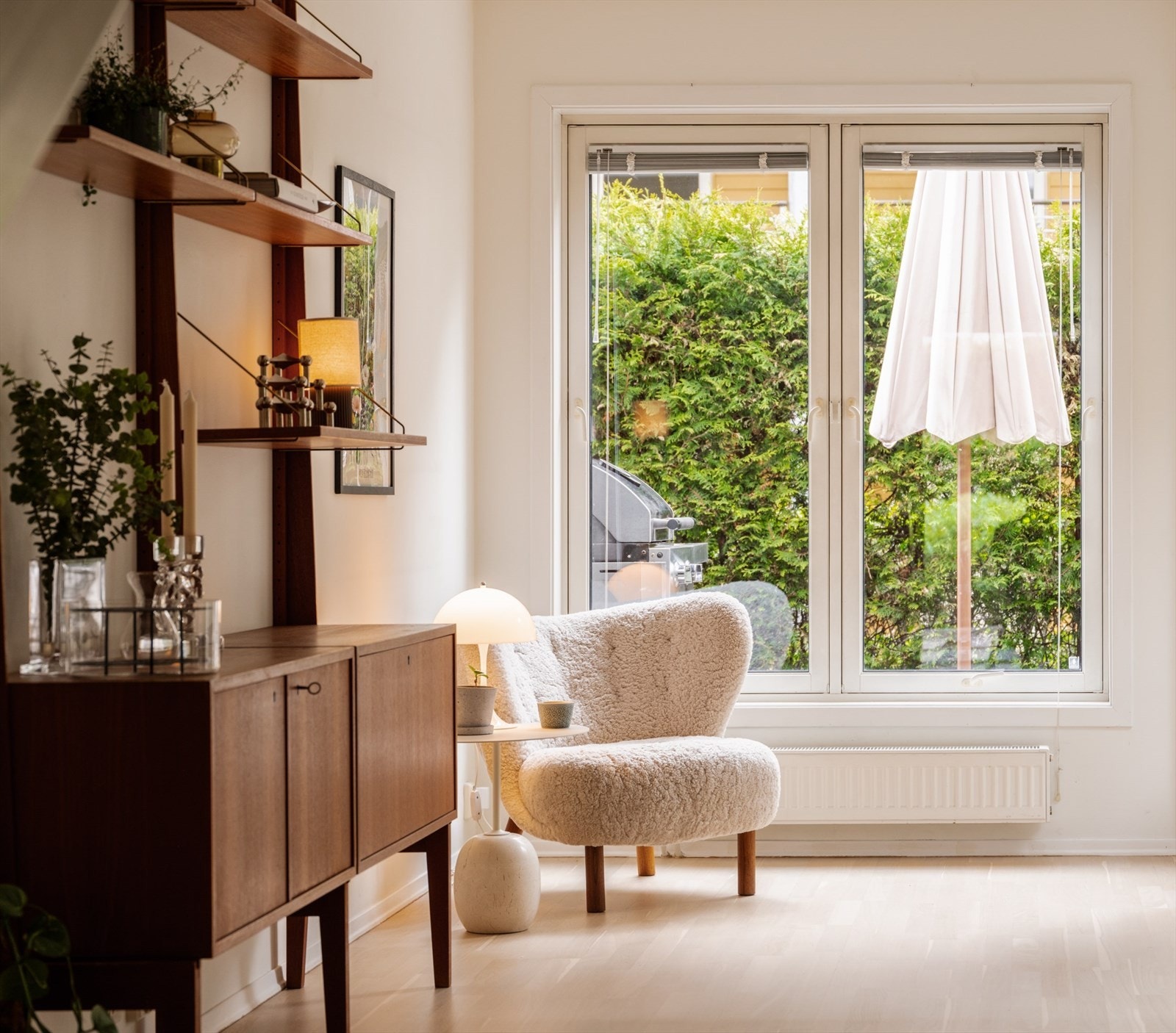 Leiligheten oppvarmes med fjernvarme og har balansert ventilasjon som sikrer jevn og energieffektiv oppvarming. Galleribilde
