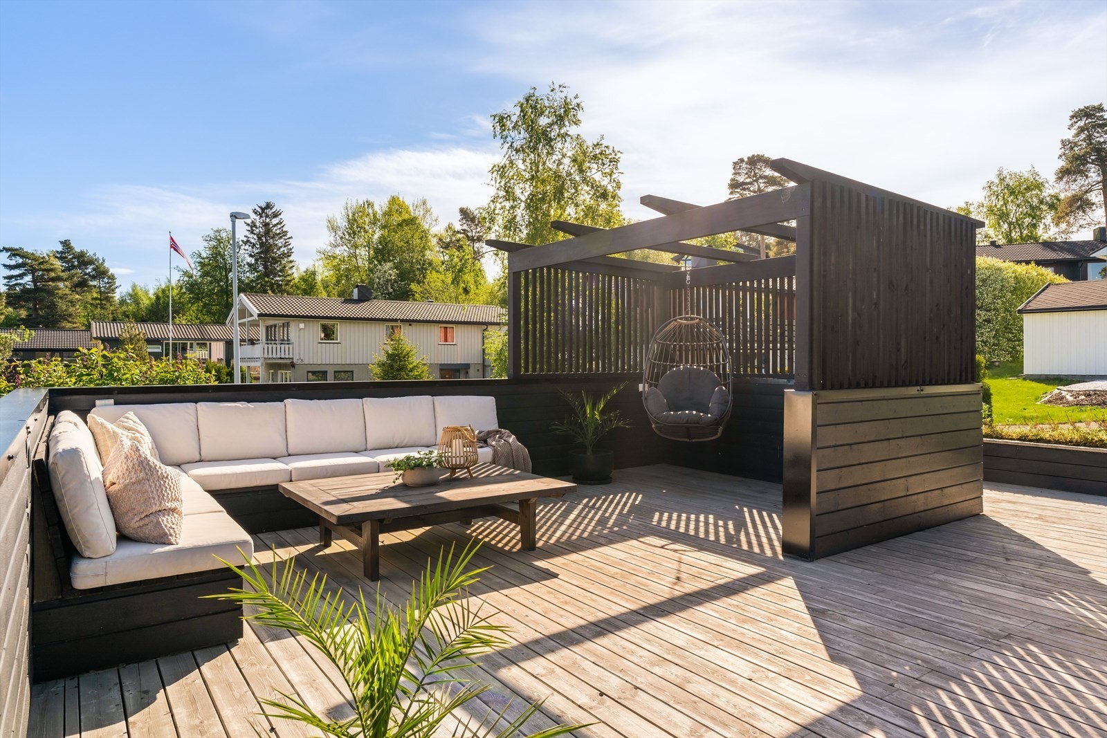 En takterrasse av de sjeldne, med god plass, flotte solforhold, vakker sjøutsikt og en gjennomført ramme for sommerlivet. Galleribilde