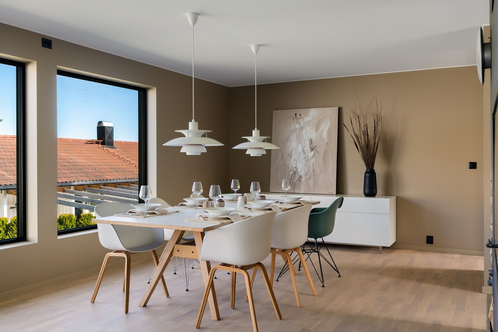 Flott spiseområde med store vindusflater som gir rommet rikelig med naturlig lys og en luftig, innbydende atmosfære. Galleribilde