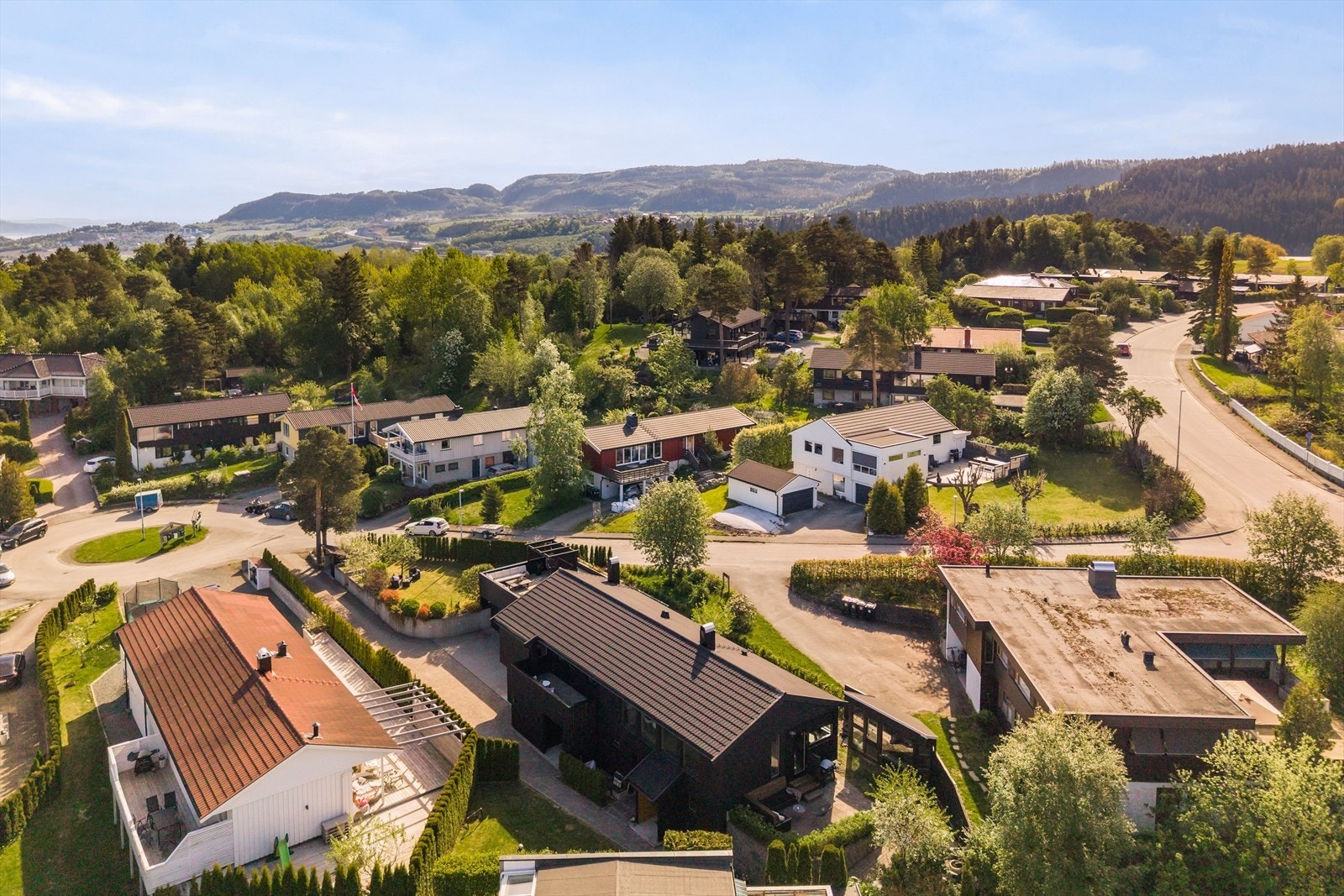 Området egner seg svært godt for barnefamilier, med gangavstand til både Charlottenlund barneskole og Charlottenlund ungdomsskole. Galleribilde