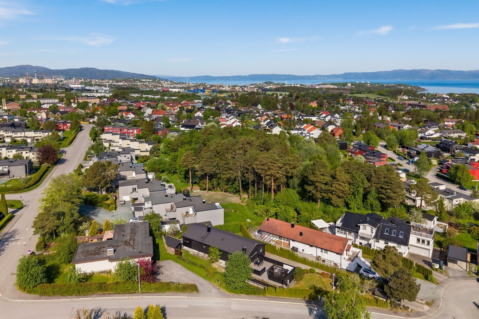 Eiendommen har nærhet til attraktive friluftsområder som Chamonixskogen og Estenstadmarka, med et omfattende nettverk av turstier, sykkelruter og skiløyper. Galleribilde