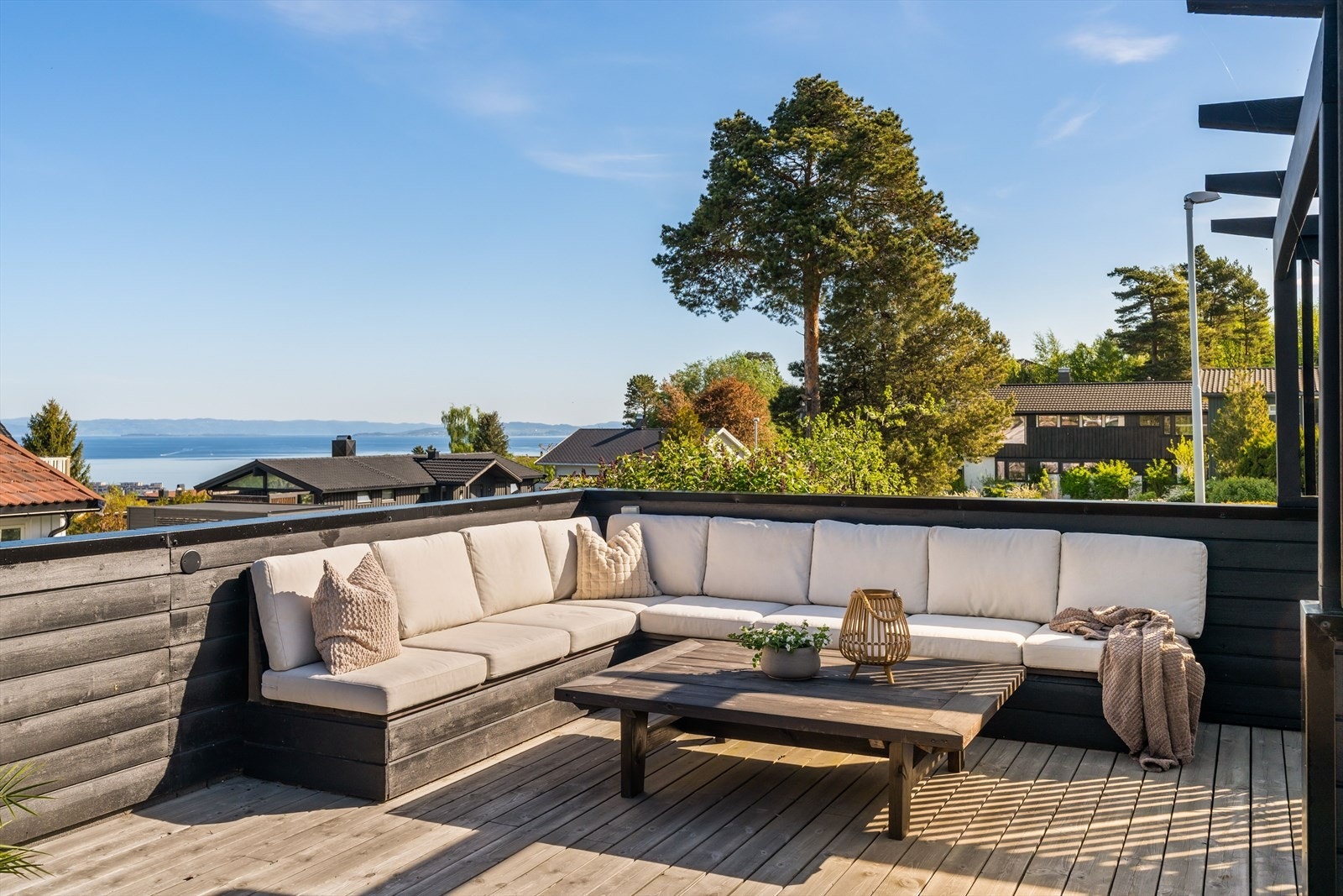 Her får du en stor og solrik takterrasse med plass til flere innbydende oppholdssoner, perfekt for alt fra rolige morgenstunder til lange middager utendørs. Galleribilde