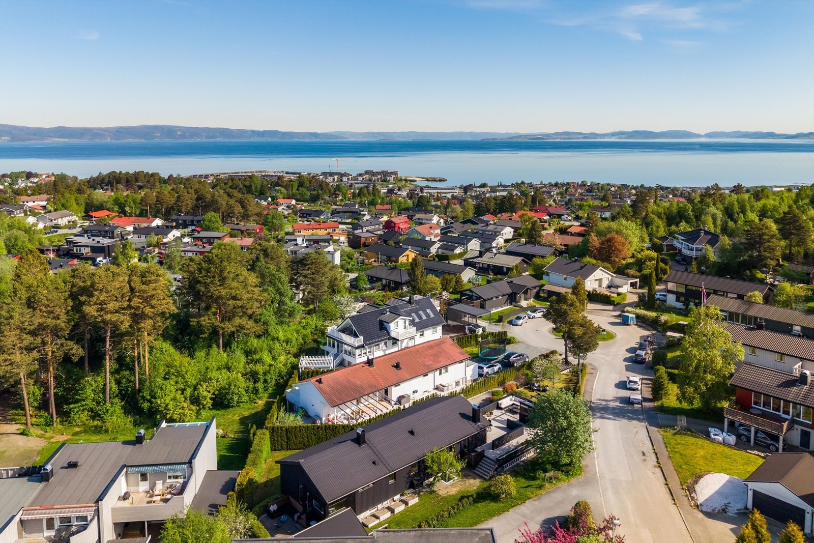 Her bor man med en ideell kombinasjon av nærhet til daglige servicetilbud og flotte naturomgivelser. Galleribilde