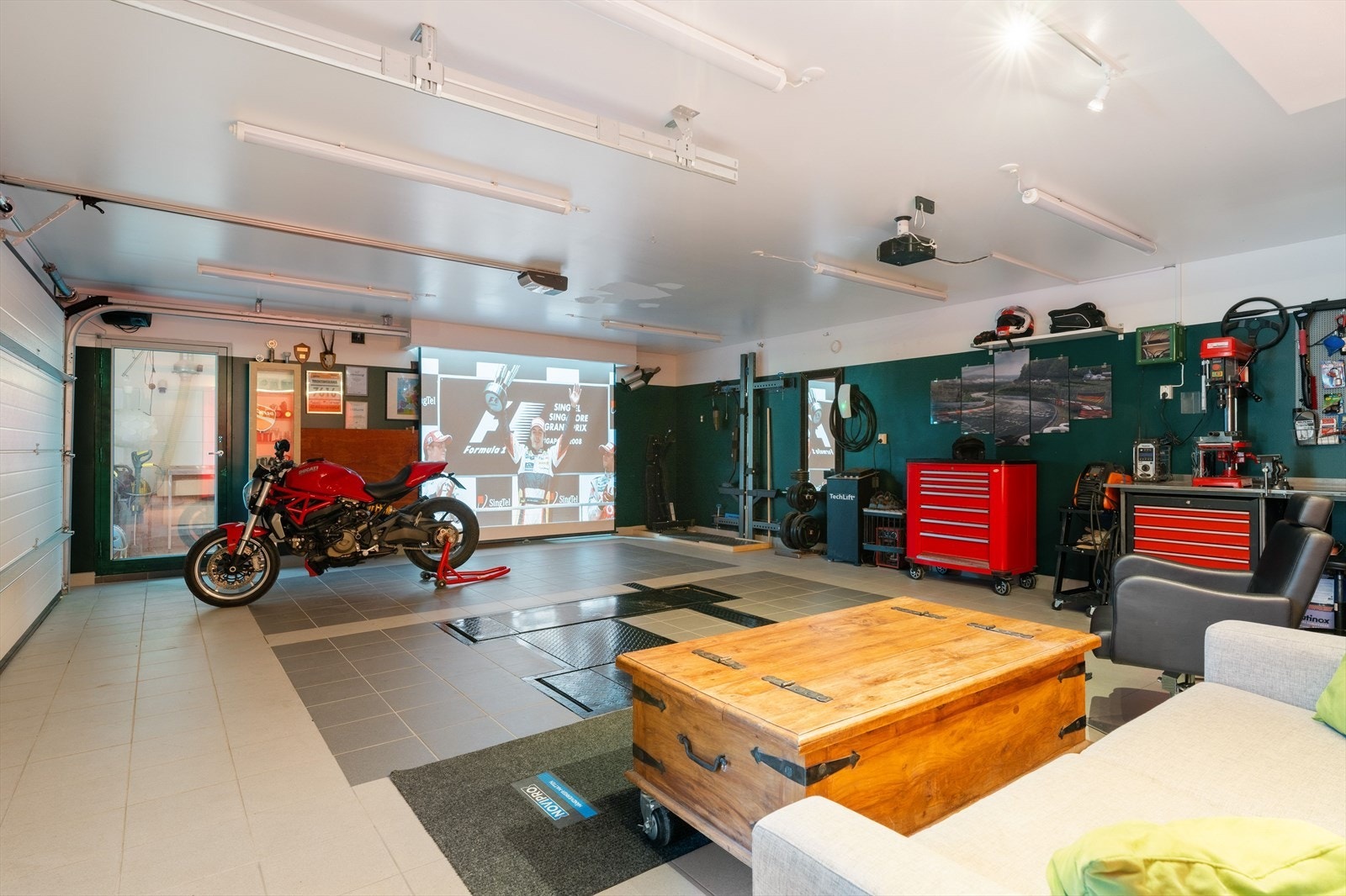 Her får du en eksklusiv garasje med loungepreg, verkstedinnredning og store arbeidsflater. Galleribilde