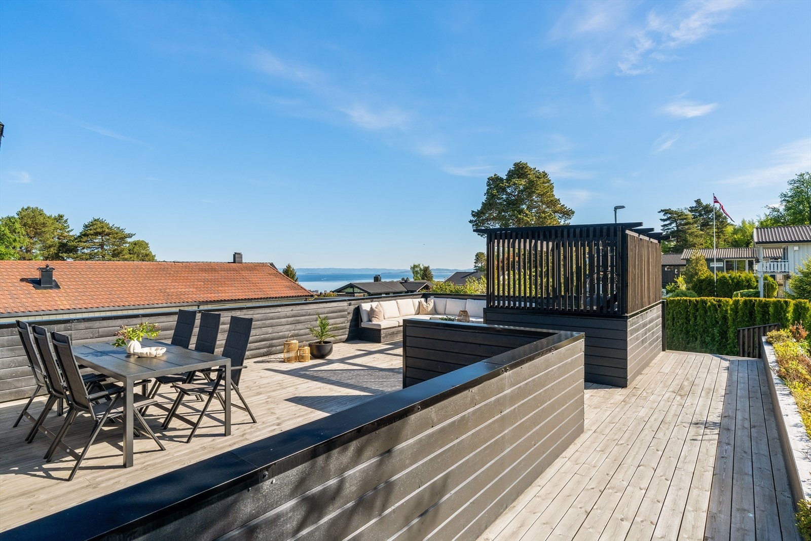 Boligen kan skilte med en imponerende takterrasse på hele 76 kvm. Galleribilde