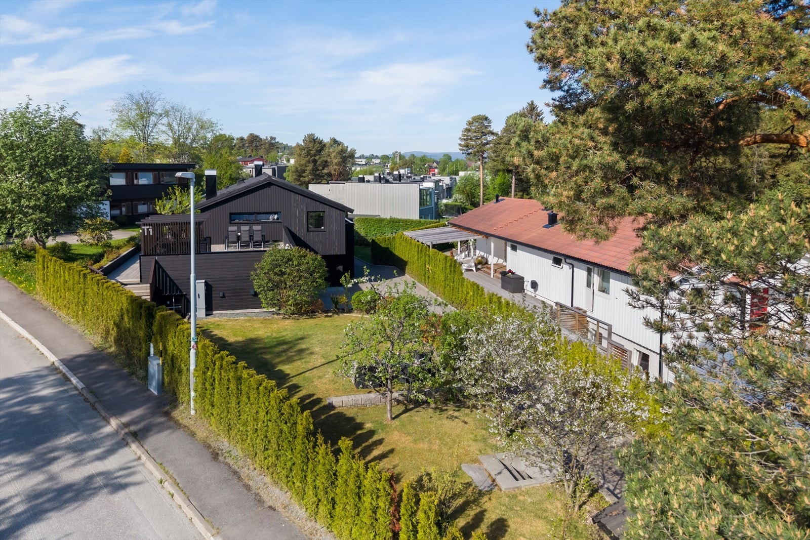 Flotte tujahekker langs hagen skjermer godt for innsyn og skaper en lun ramme rundt uteområdet. Galleribilde