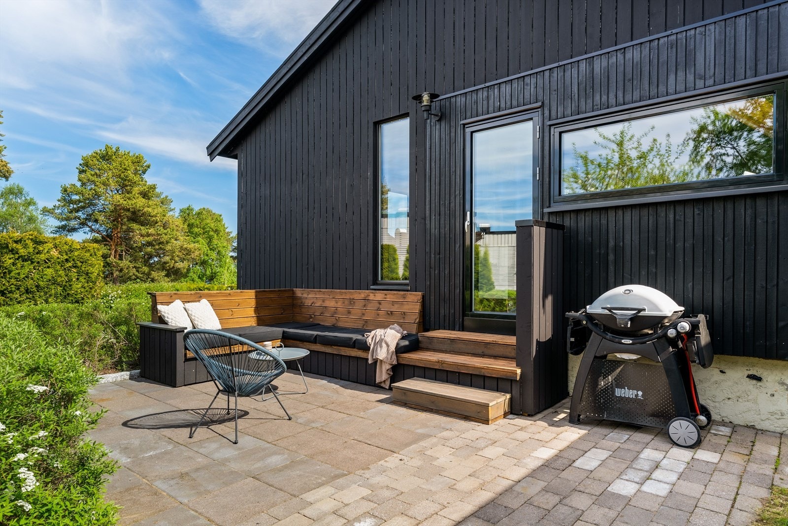 Flott uteområde med god plass til både grilling, loungegruppe og hyggelige sommerdager med familie og venner. Galleribilde