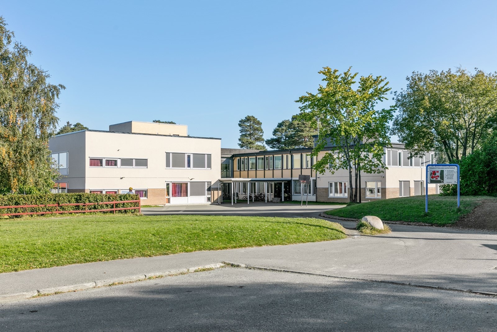 Charlottenlund barneskole ligger i nærområdet og gjør beliggenheten særlig attraktiv for barnefamilier. Galleribilde