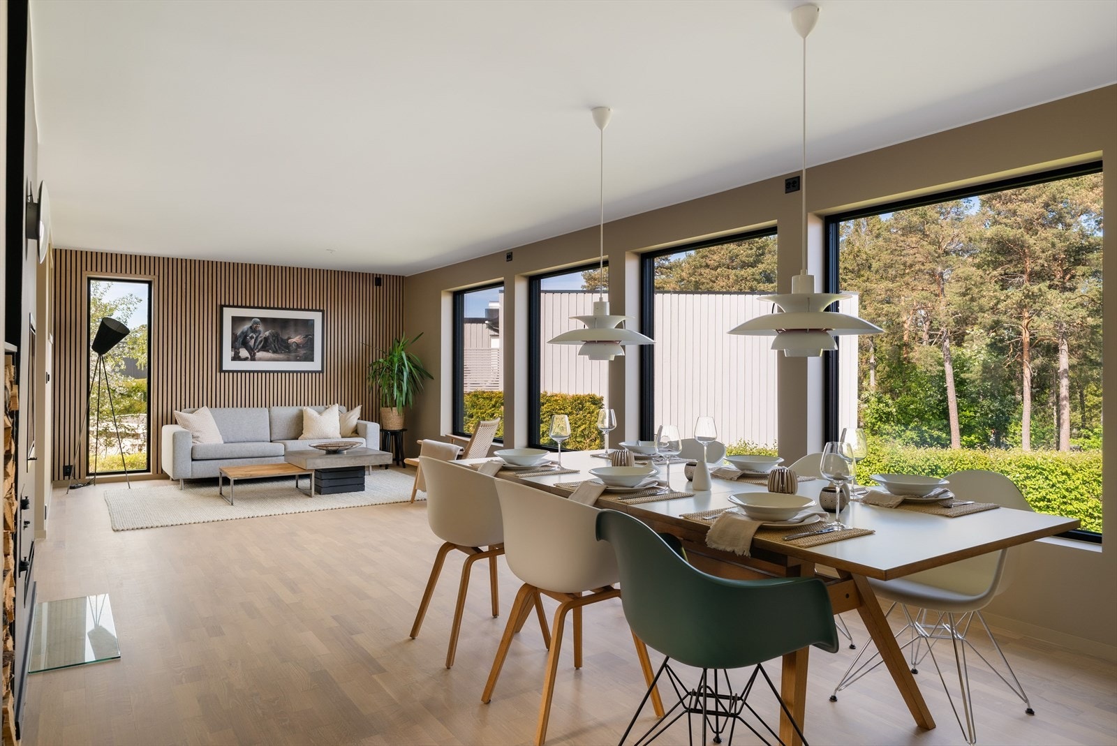 Den romslige stuen gir boligen et eksklusivt preg og blir et naturlig samlingspunkt i hjemmet. Galleribilde