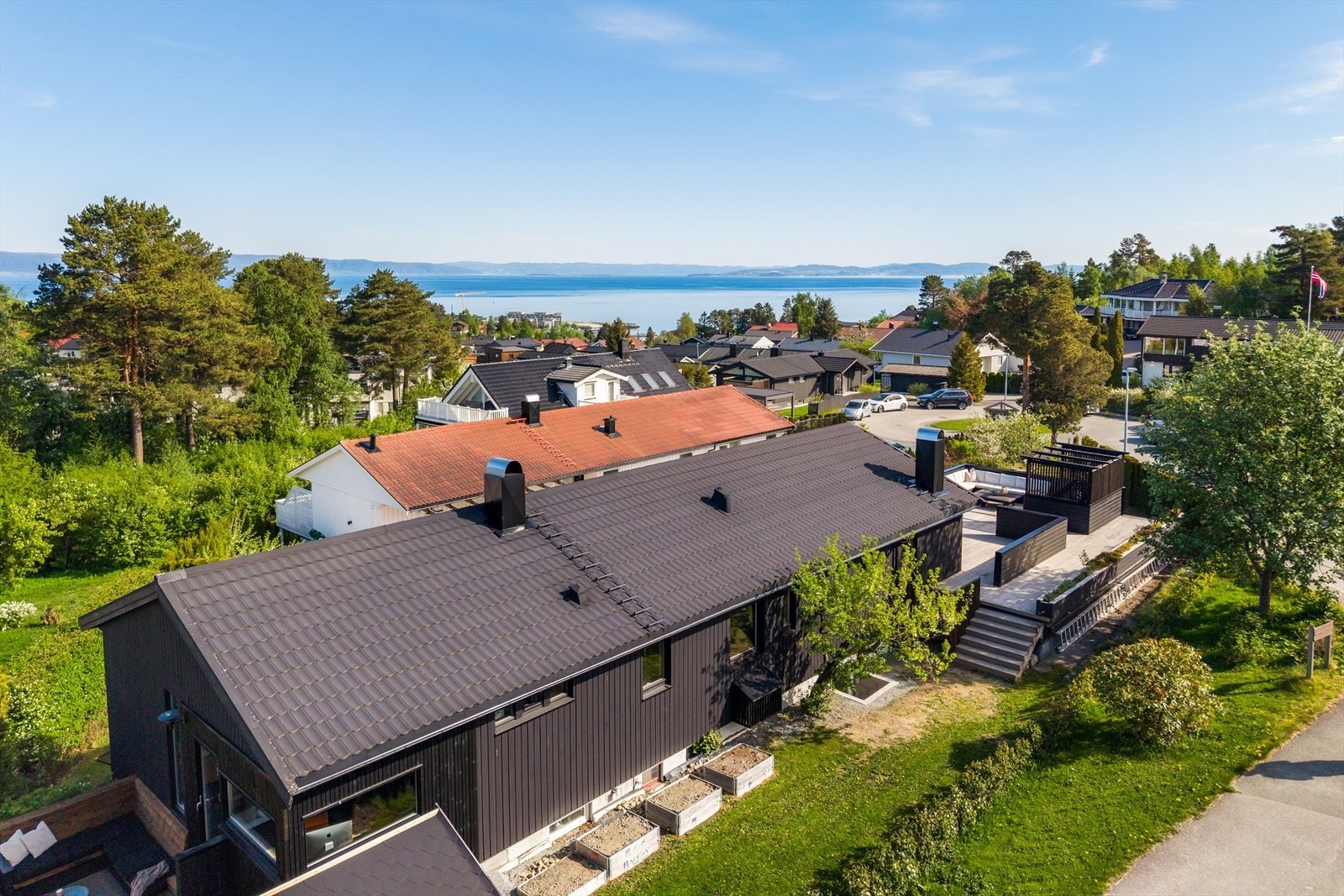 Eiendommen har en attraktiv og barnevennlig beliggenhet på populære Charlottenlund, i et veletablert og rolig boligområde. Galleribilde