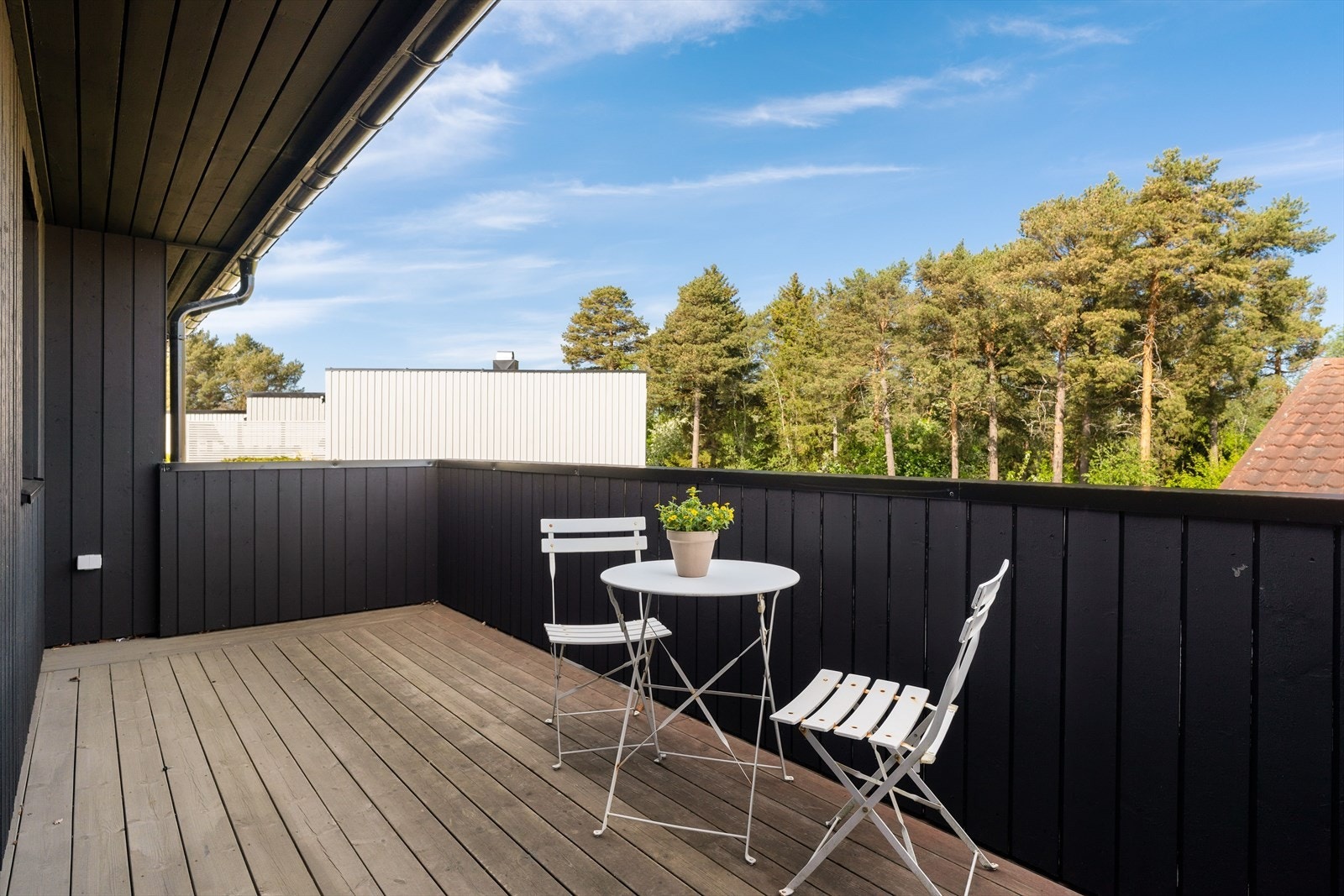 Fra hovedsoverommet er det direkte utgang til en romslig balkong på ca. 12 kvm, en privat og behagelig uteplass for rolige morgenstunder og frisk luft. Galleribilde