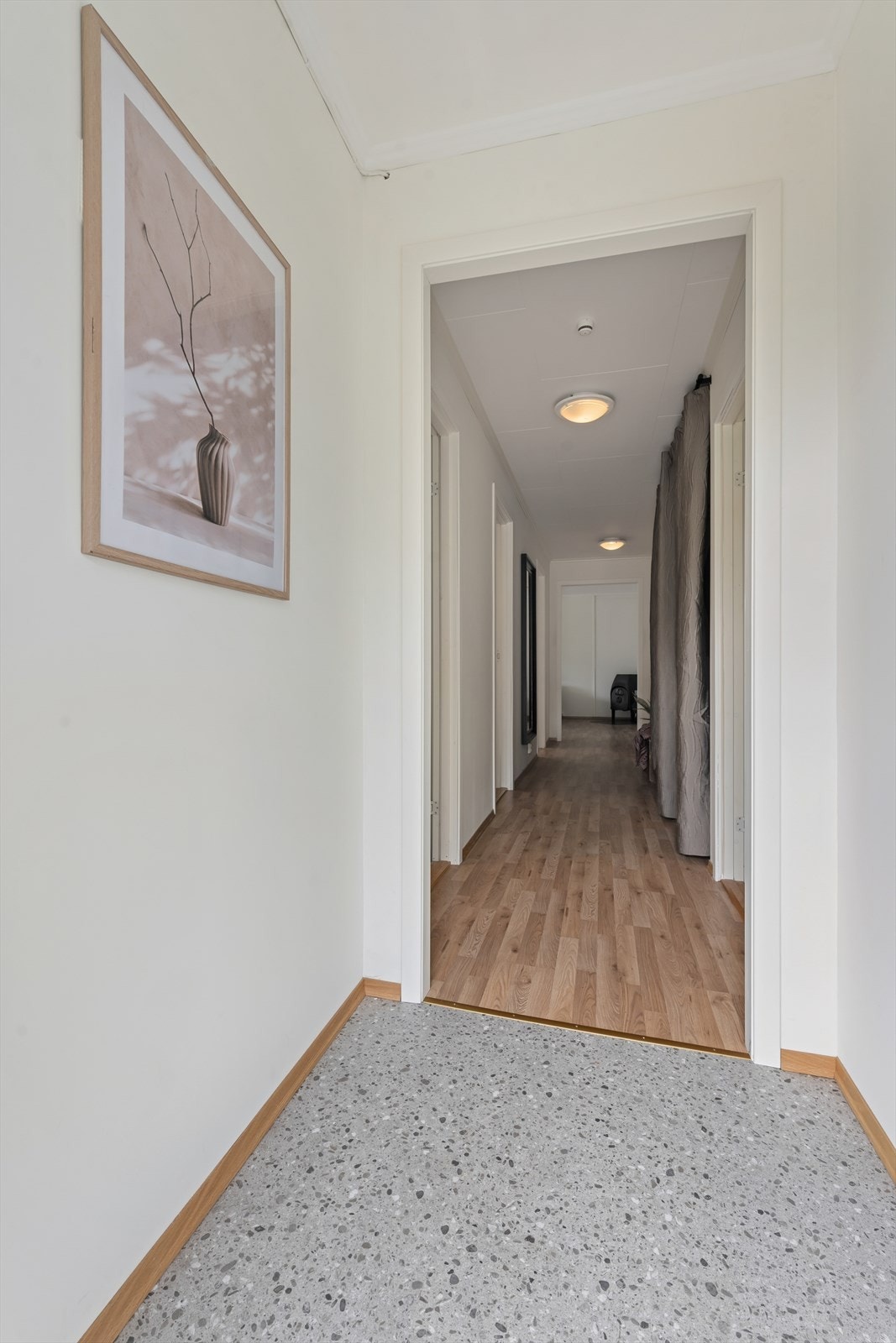 Du ønskes velkommen inn i et praktisk vindfang med plass til å henge fra seg yttertøy og sko. Galleribilde