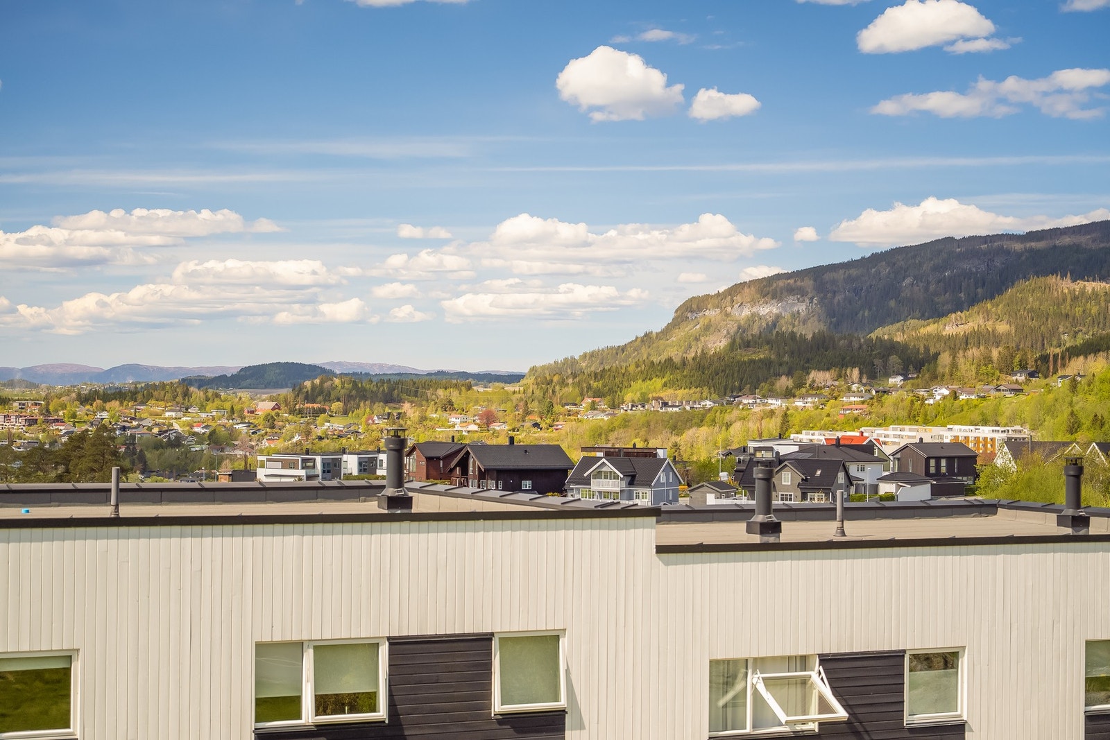 Utsikt mot Forbordsfjellet hvor sola går ned ca. 22:30 sommers tid. Galleribilde