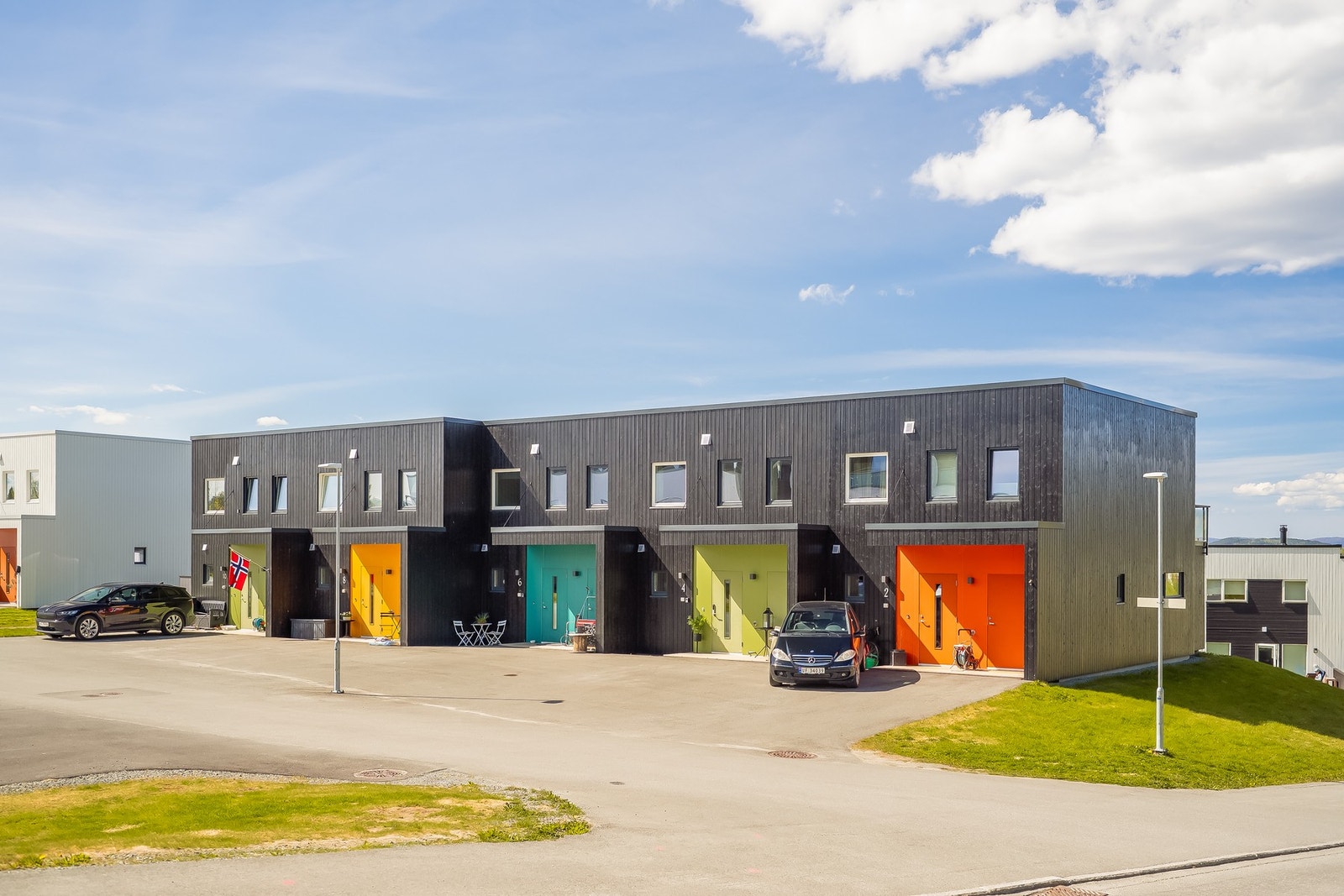 Eiendommen har en svært flott beliggenhet i attraktive Husbyåsen i Stjørdal. Rekkehuset ligger i en rolig blindvei som sikrer rolige omgivelser. Galleribilde