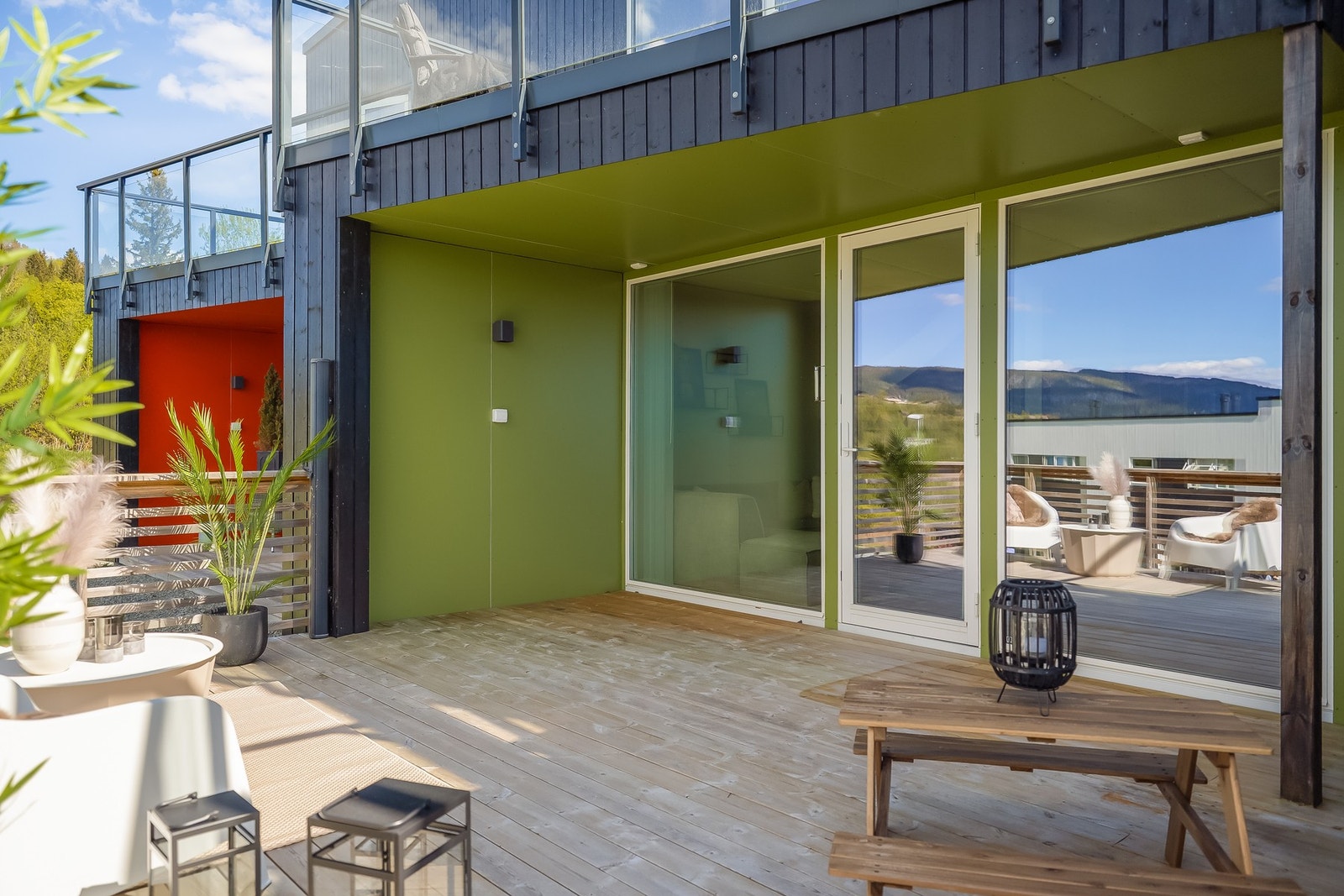 Deler av veranda fra stue har også fint takoverbygg som skaper en lun og skjermet krok. Galleribilde