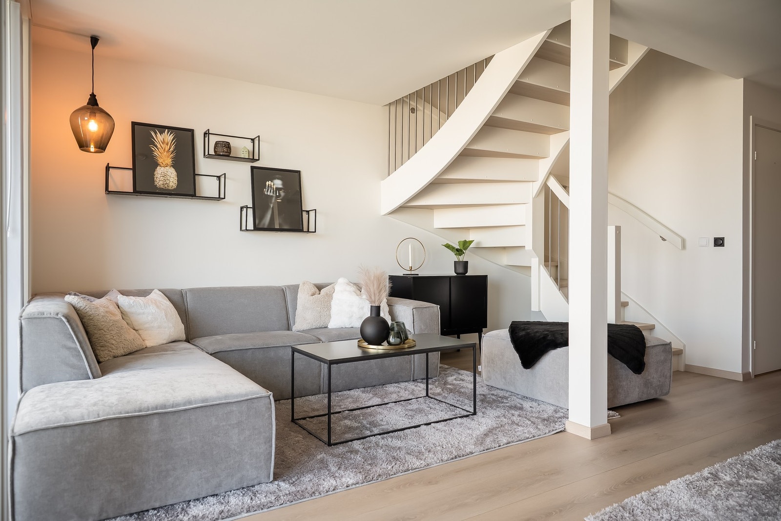 Slette vegger med listefritt i tak, og 1-stavs berry alloc champs elysees som også er i alle andre oppholdsrom. Galleribilde