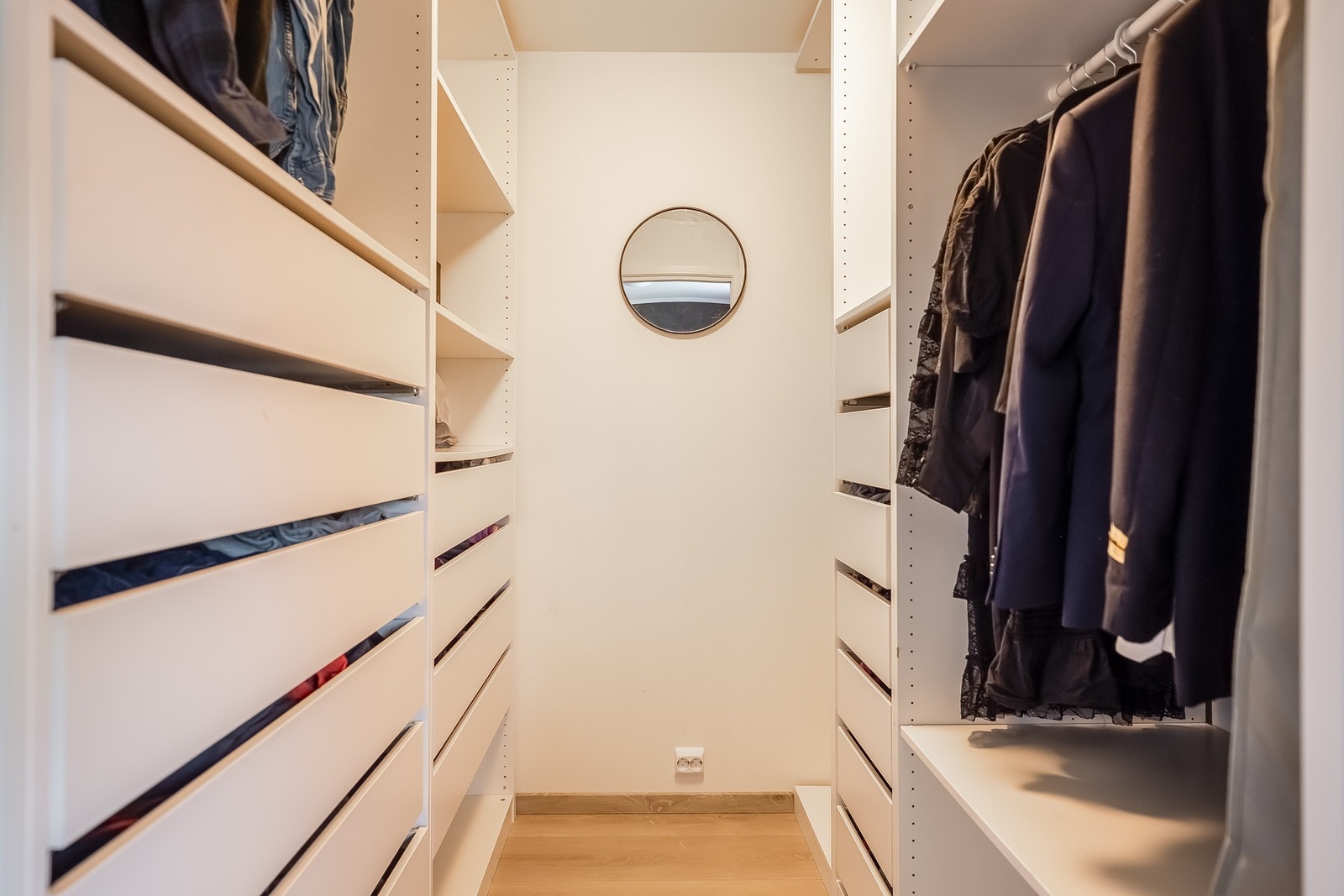 Som er innredet med smart garderobesystem. Galleribilde