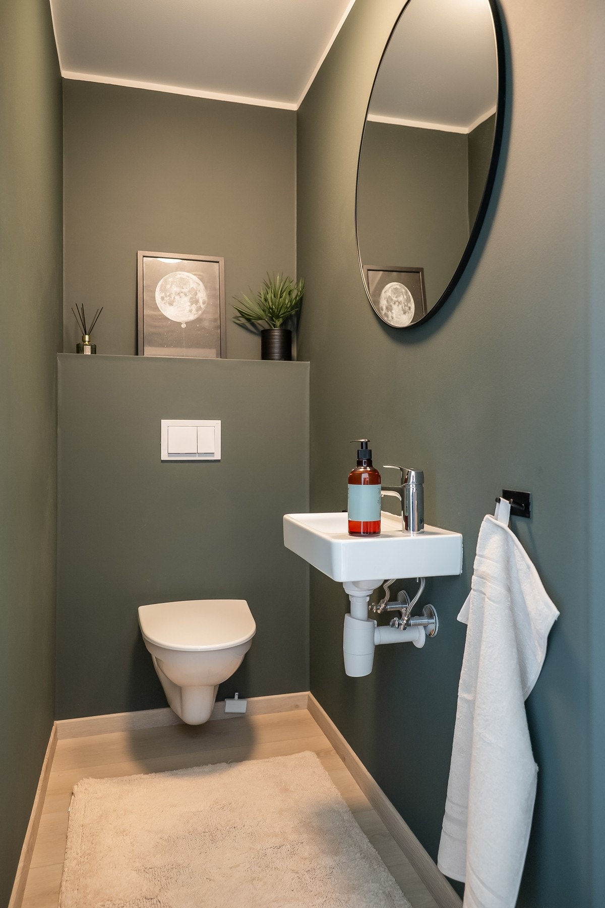 Praktisk og fint gjestetoalett på hovedplanet, slik at man har badet for seg selv ved soverommene og at man har toalett i begge etasjer. Galleribilde
