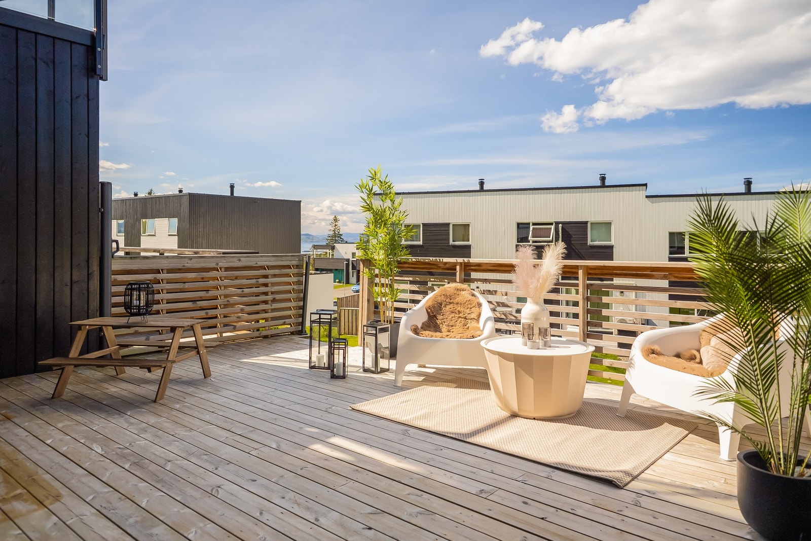 Stor veranda mot vest på baksiden med sol til ca. 22:30. Galleribilde