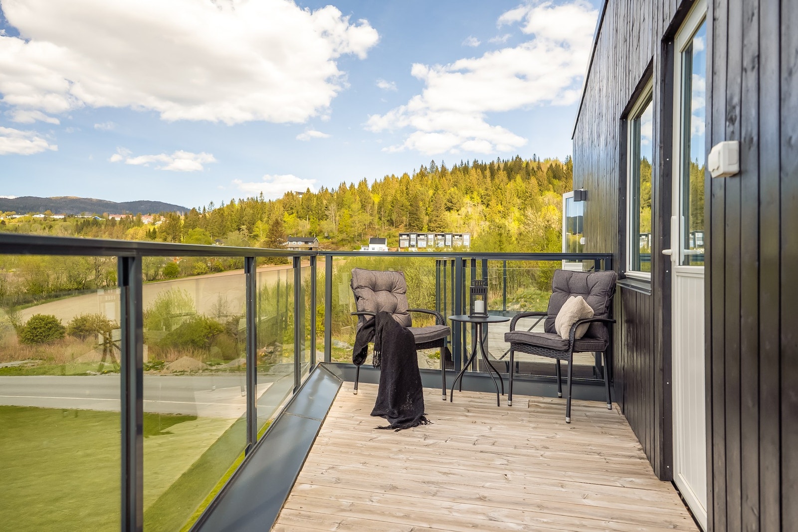 En koselig balkong med fin utsikt. Galleribilde