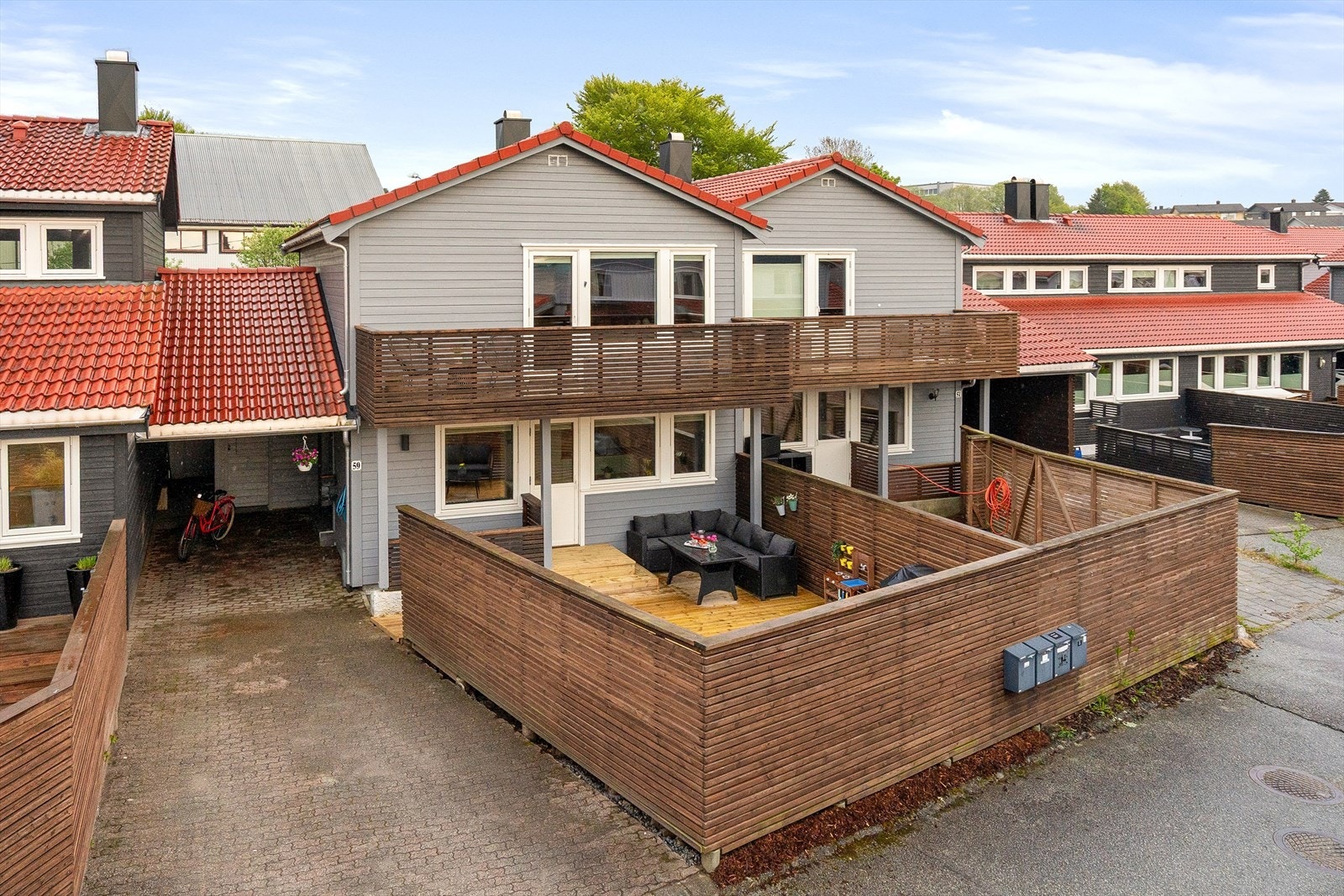 Parkering i gårdsrom og carport m/elbil-lader. Galleribilde