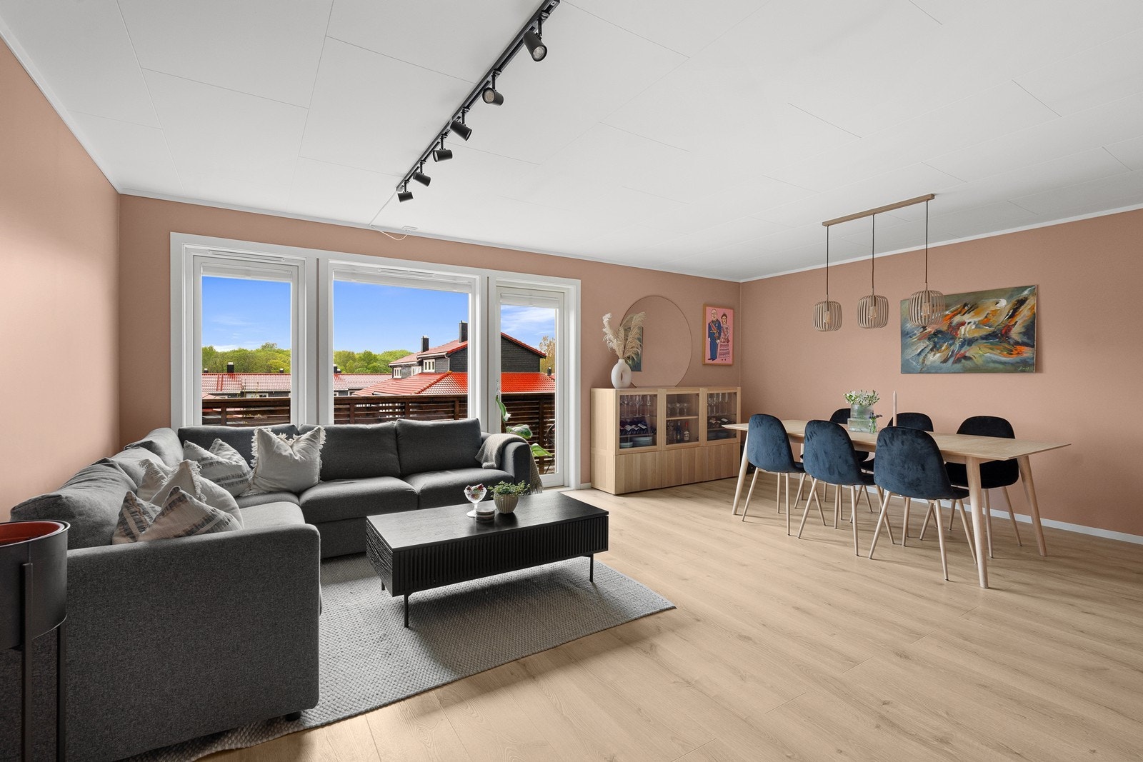Stuen er romslig med store vindusflater - rikelig med naturlig lys og utgang til balkong. Galleribilde