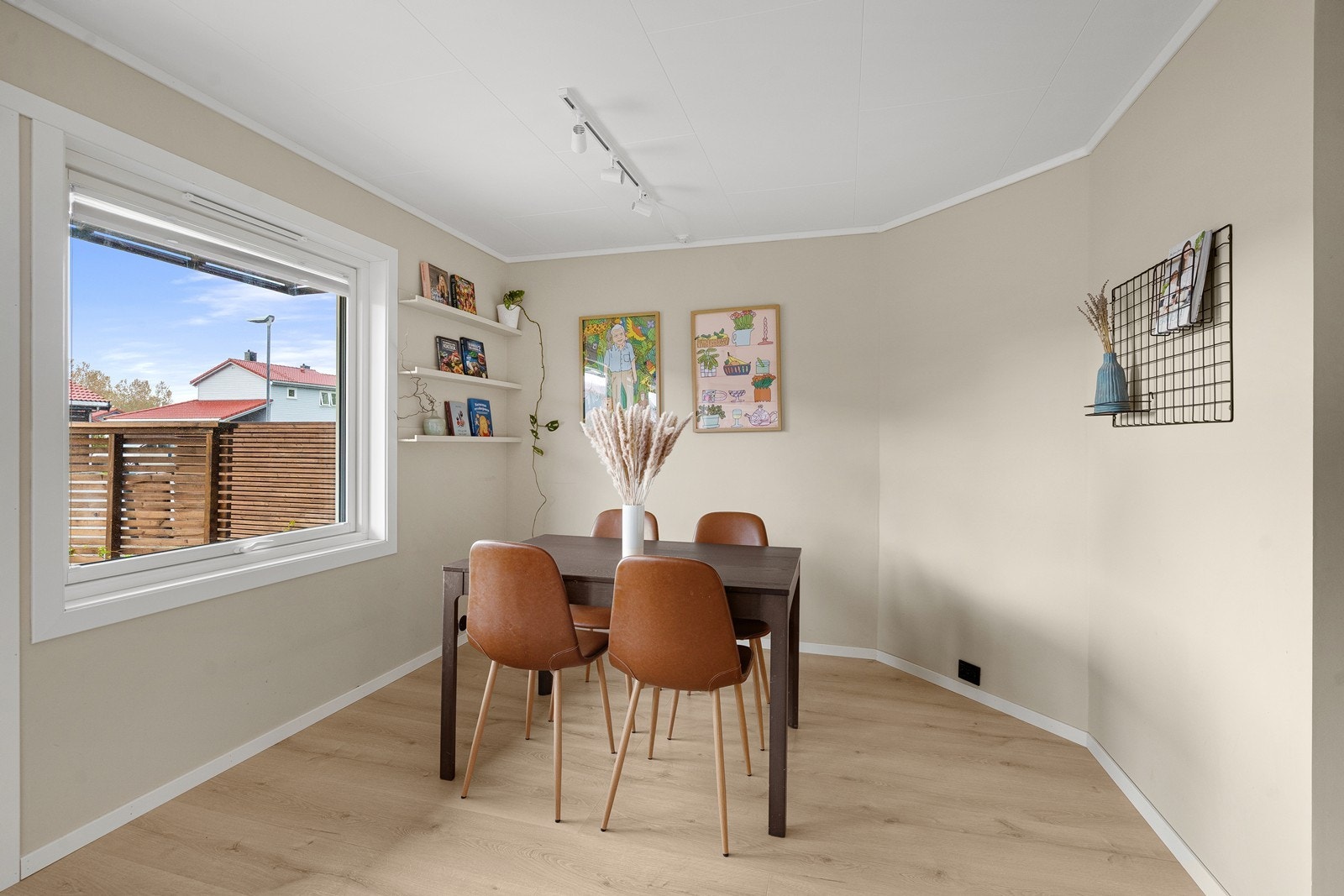 Kjøkken og spisestue med god plass til spisebord og sosial sone. Galleribilde