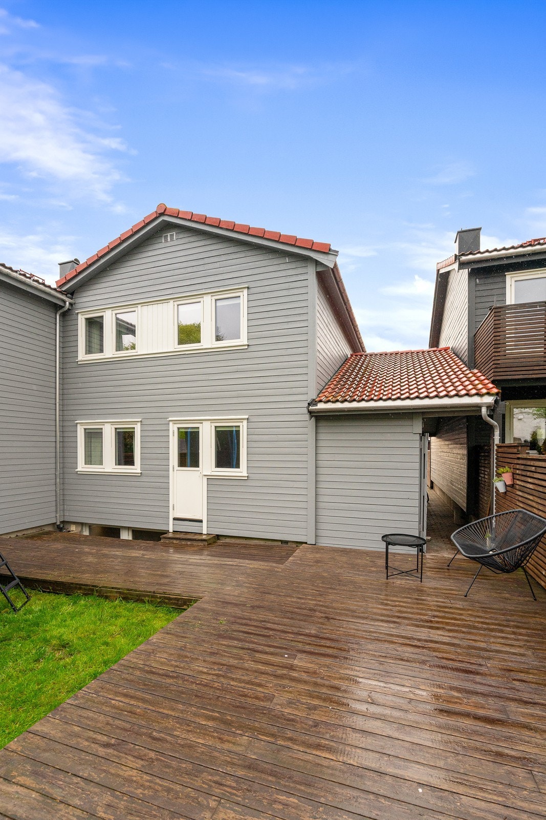 Praktisk utebod i tilknytning til carport. Galleribilde