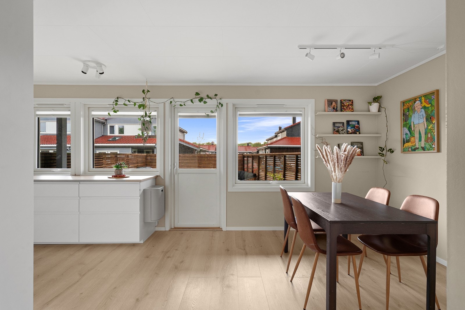 Kjøkkenet har direkte utgang til stor terrasse på bakkeplan. Galleribilde