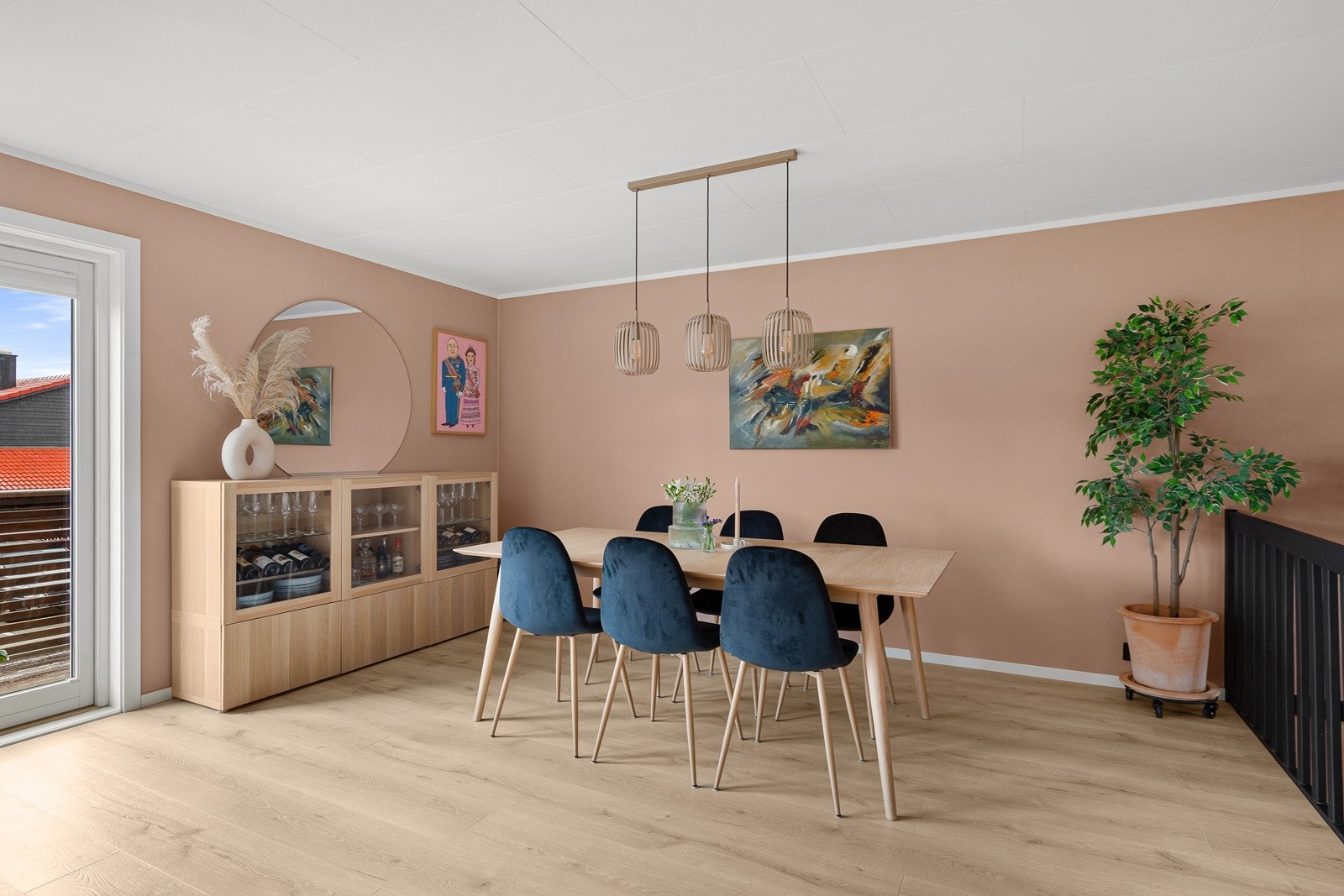 God plass til spisebord og sosial sone. Galleribilde