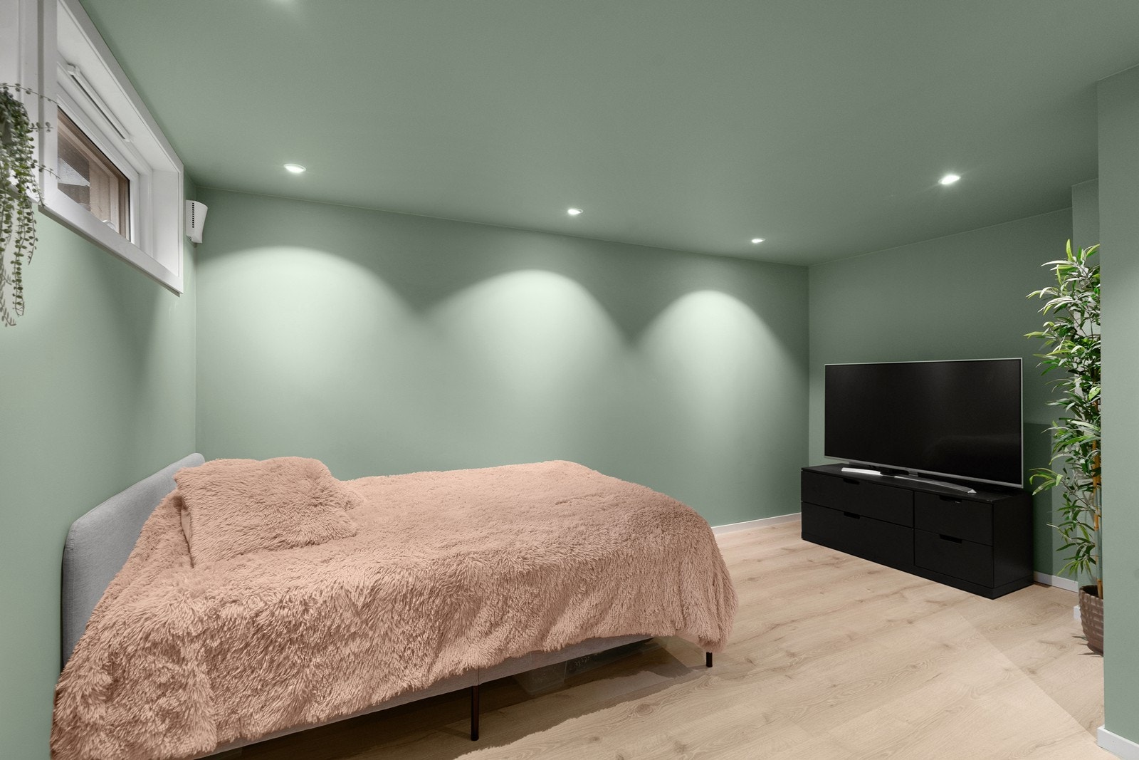 Nyere innredet kjellerstue med gulvvarme og downlights. Galleribilde