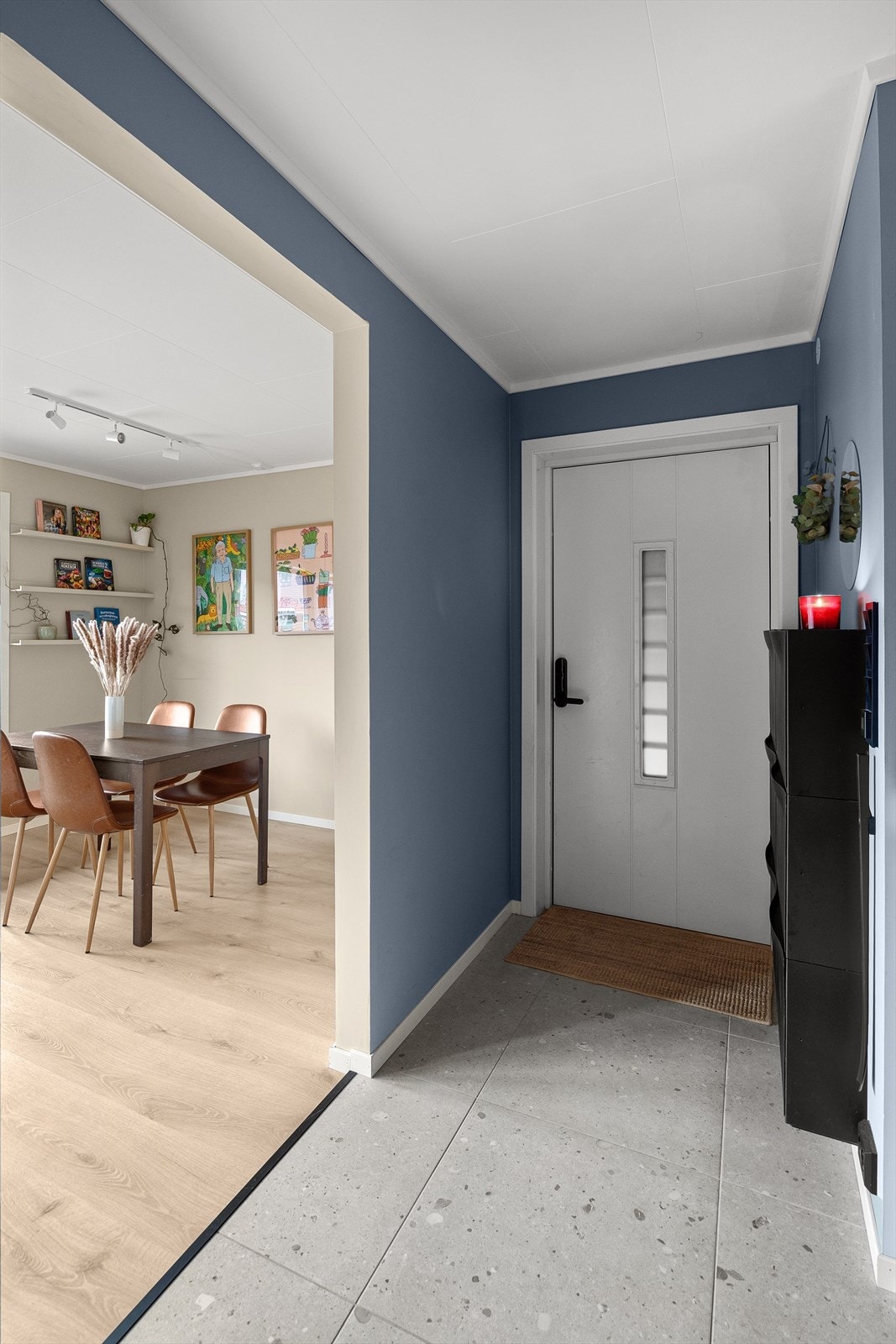 Velkommen inn! Innbydende entré med fliser og gulvvarme. Galleribilde