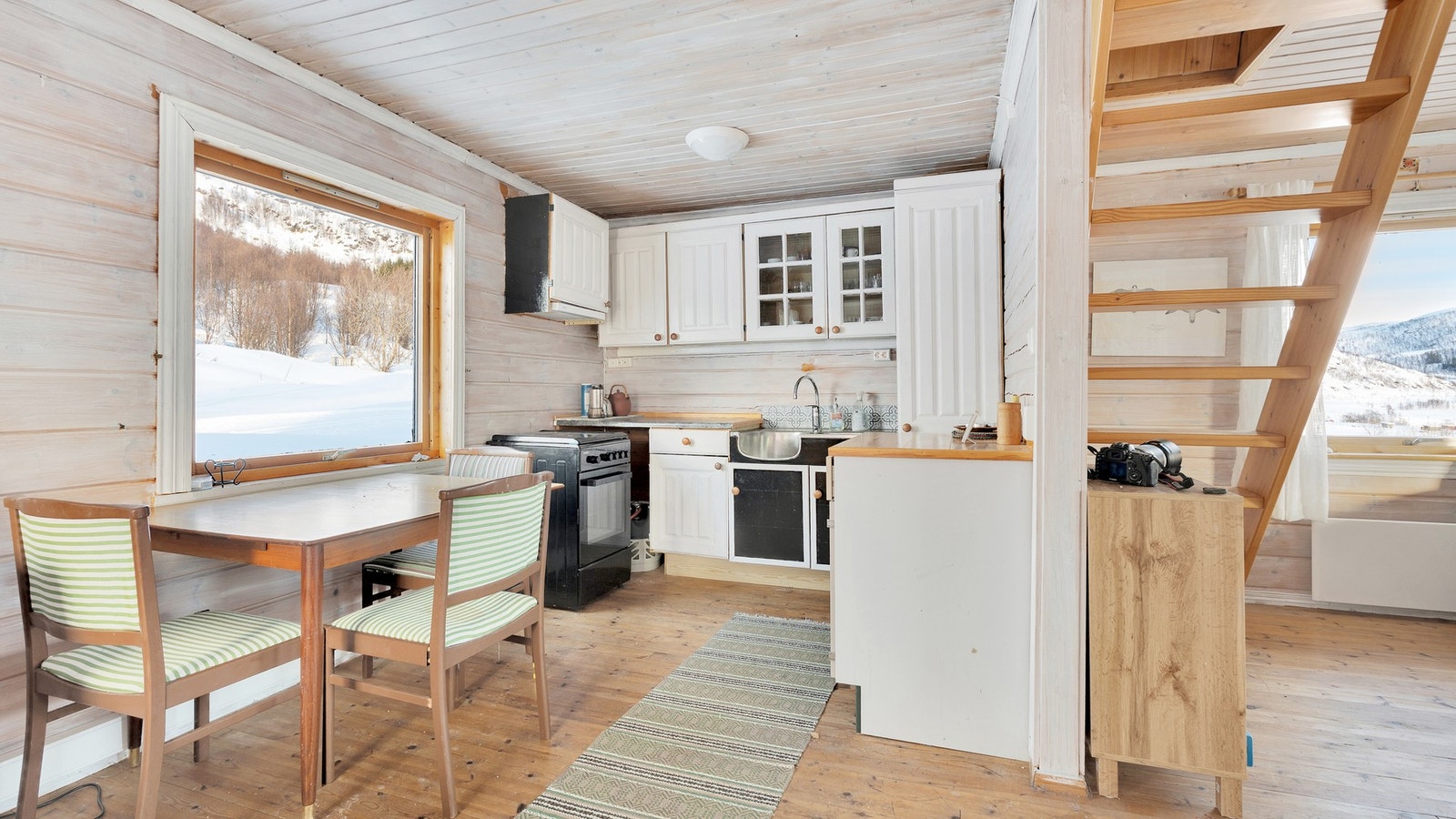 Kjøkken og frokostbord. Galleribilde