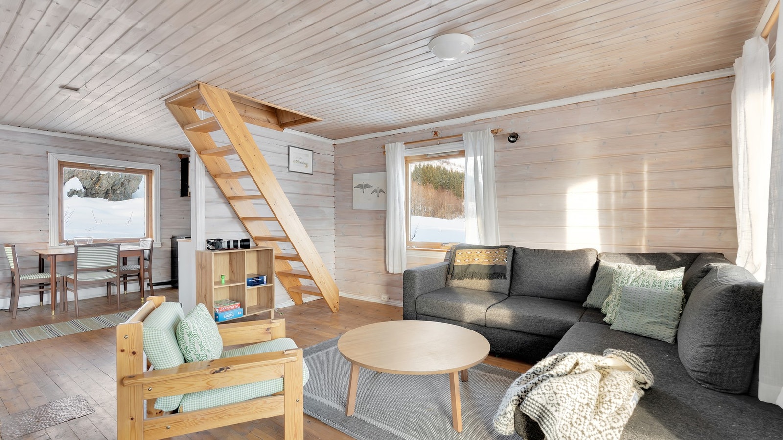 Åpent inn til kjøkken og trapp opp til hemsen. Galleribilde