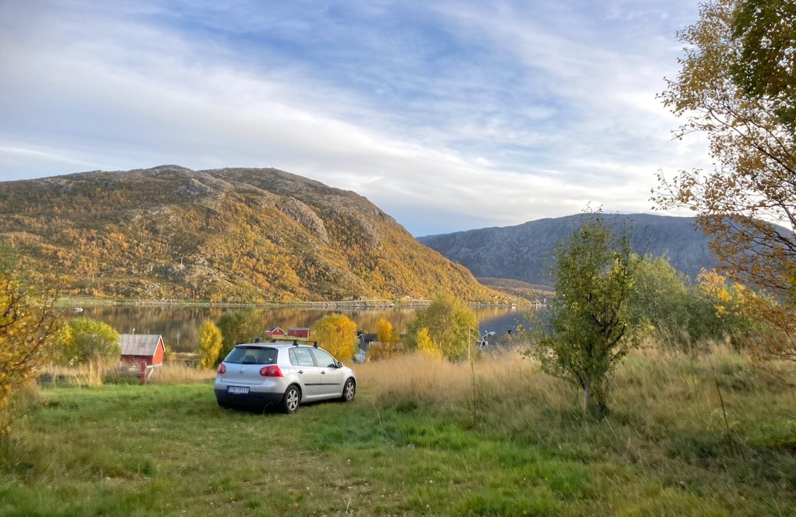 Parkering på egen tomt om sommeren. Galleribilde