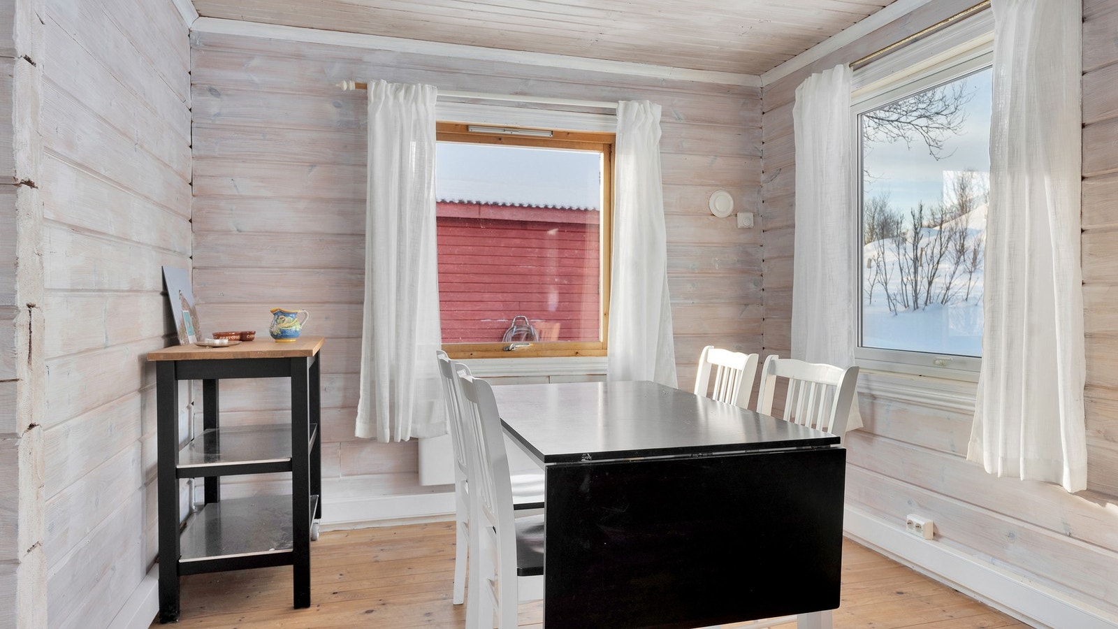 Lys og romslig spisestue. Galleribilde