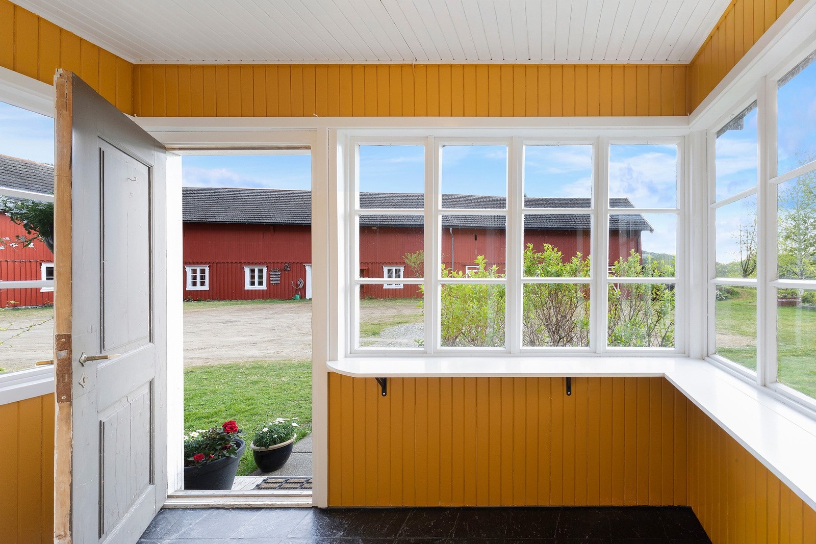 2 nye varmepumper er installert i begge delene, samt at det er ført nye vannrør til badet i utleiedelen, og satt inn nye varmtvannstanker. Galleribilde