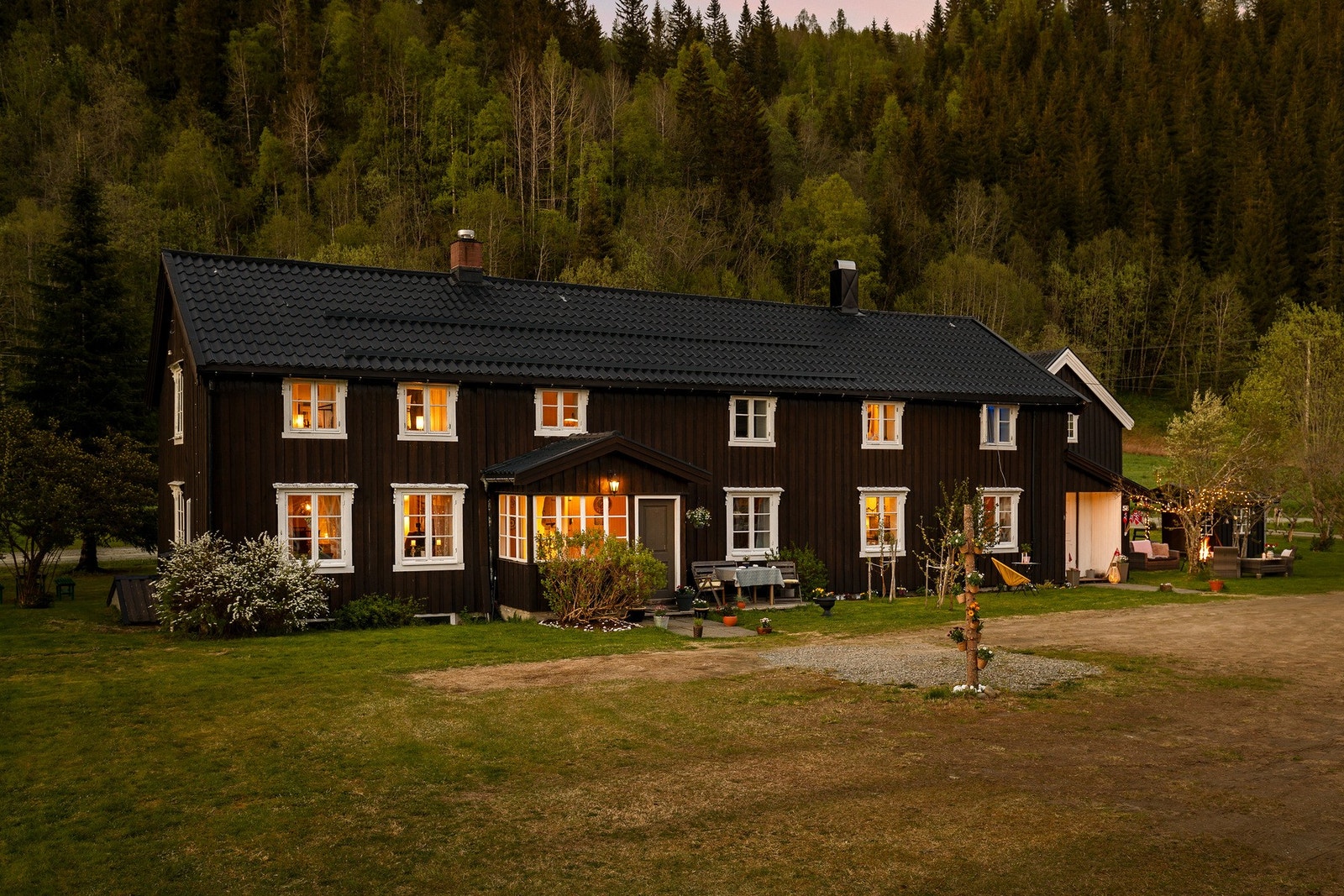 Velkommen til Almlivegen 58 - Et velholdt og idyllisk gårdstun i Forradal. Se film! Galleribilde