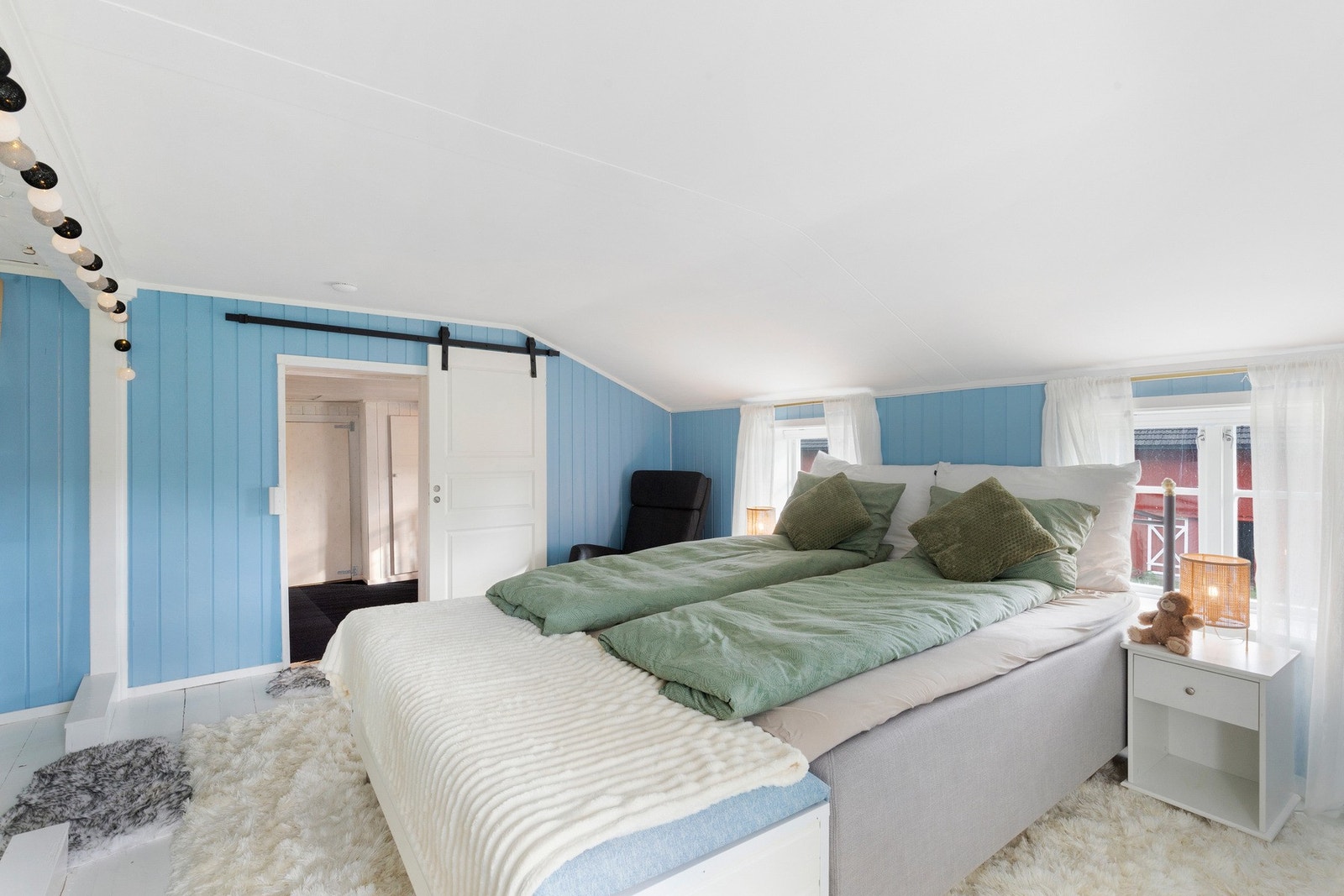 Hovedsoverom er innredet med en stor skyvedørsgarderobe på 8 kvm. Galleribilde