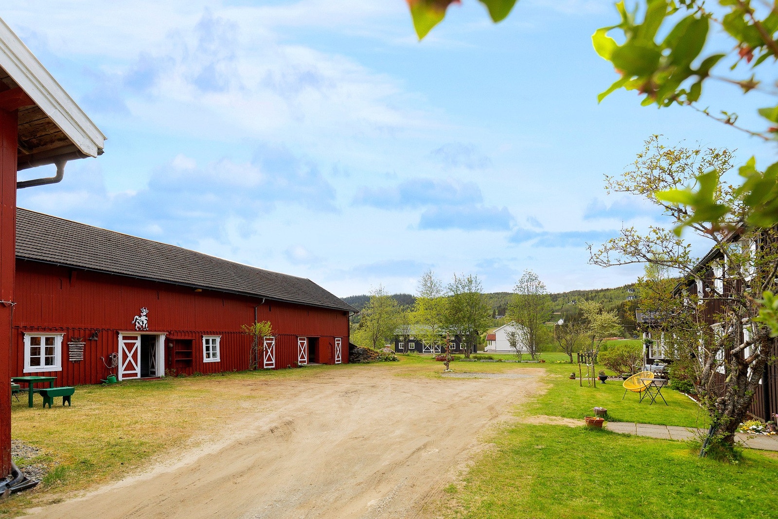 Låven byr på mye lagringsplass og gode rom for diverse arbeid/hobby/sammenkomster. Galleribilde